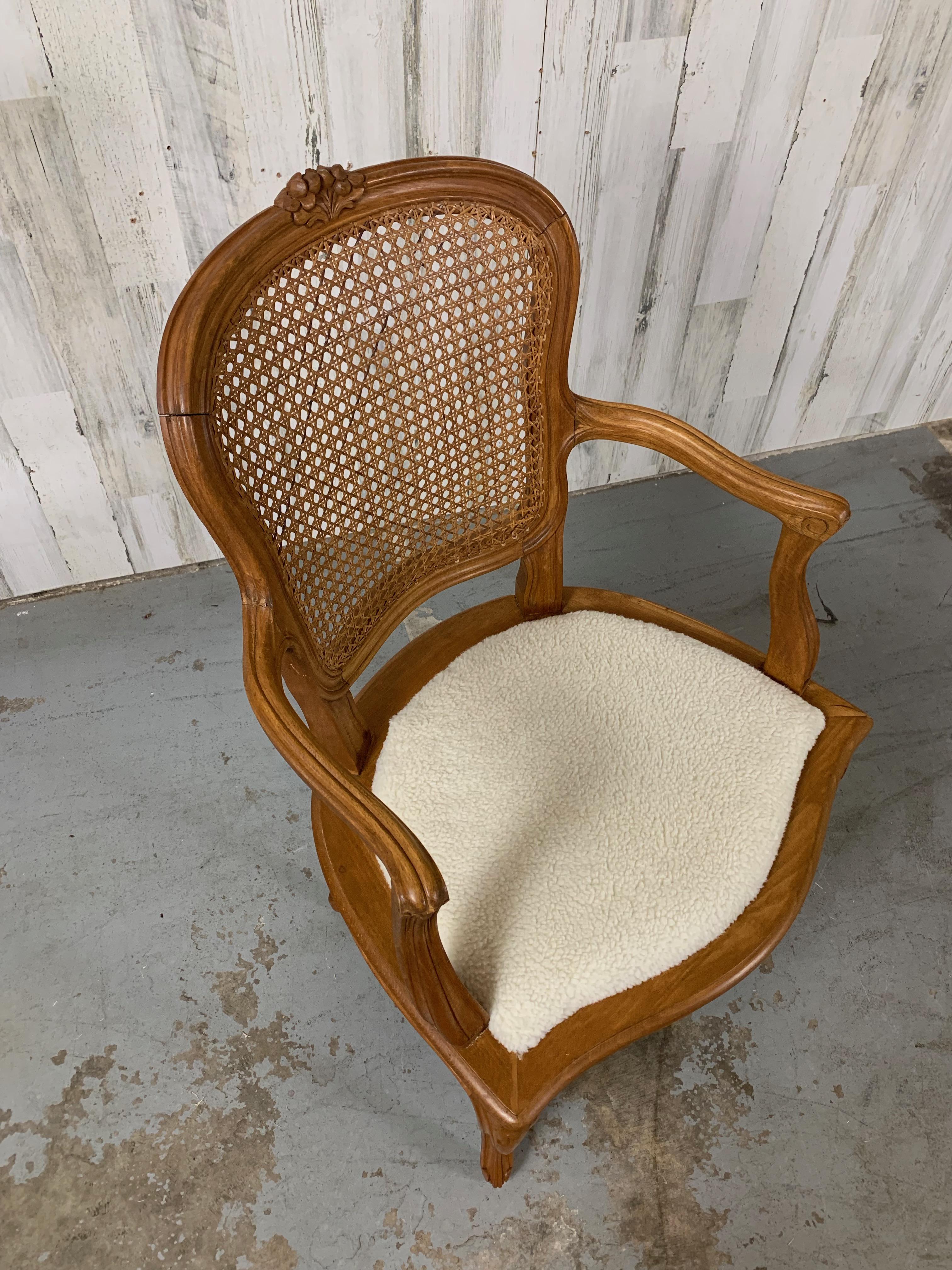 Sillón con brazos de caña estilo Louis XV en Bueno estado para la venta en Denton, TX
