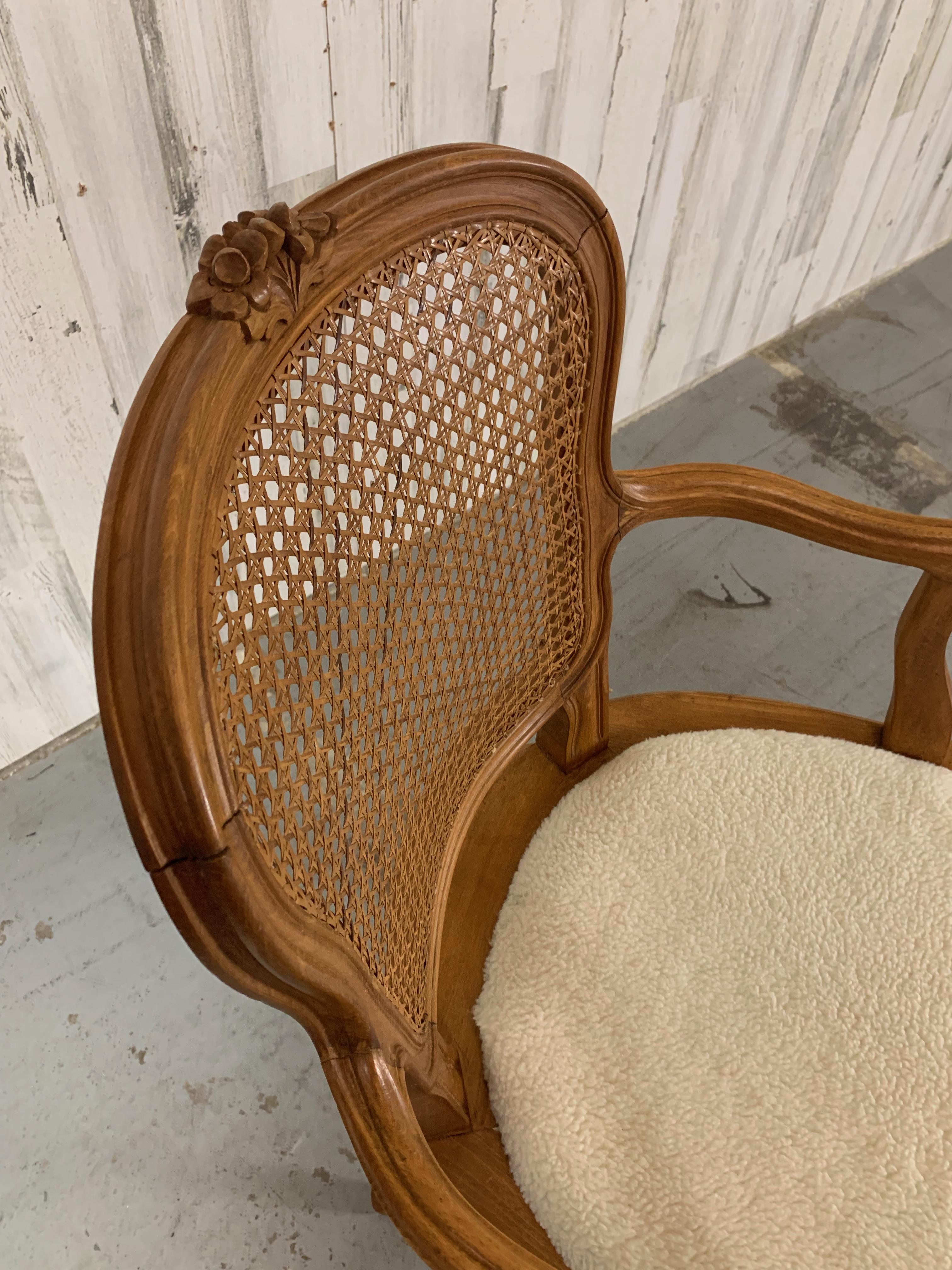 Sillón con brazos de caña estilo Louis XV siglo XX en venta