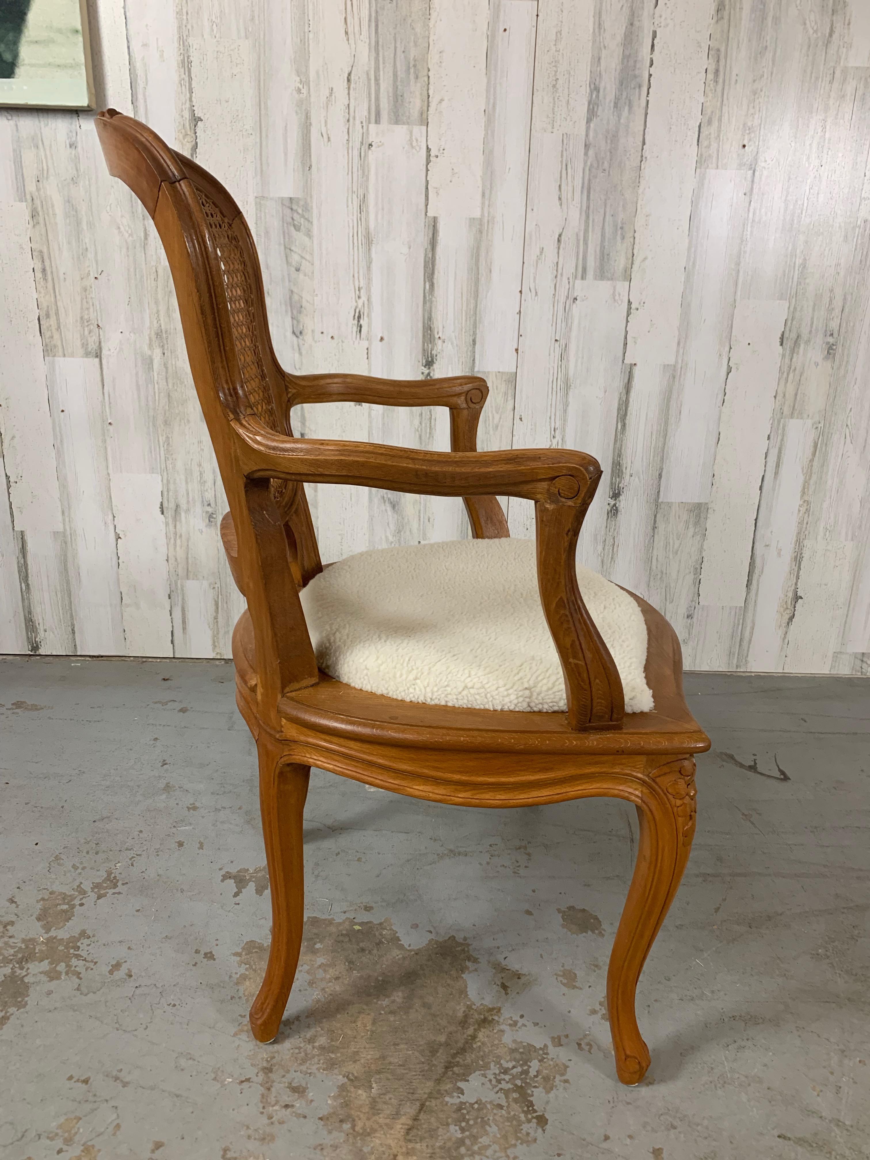 Sillón con brazos de caña estilo Louis XV en venta 1