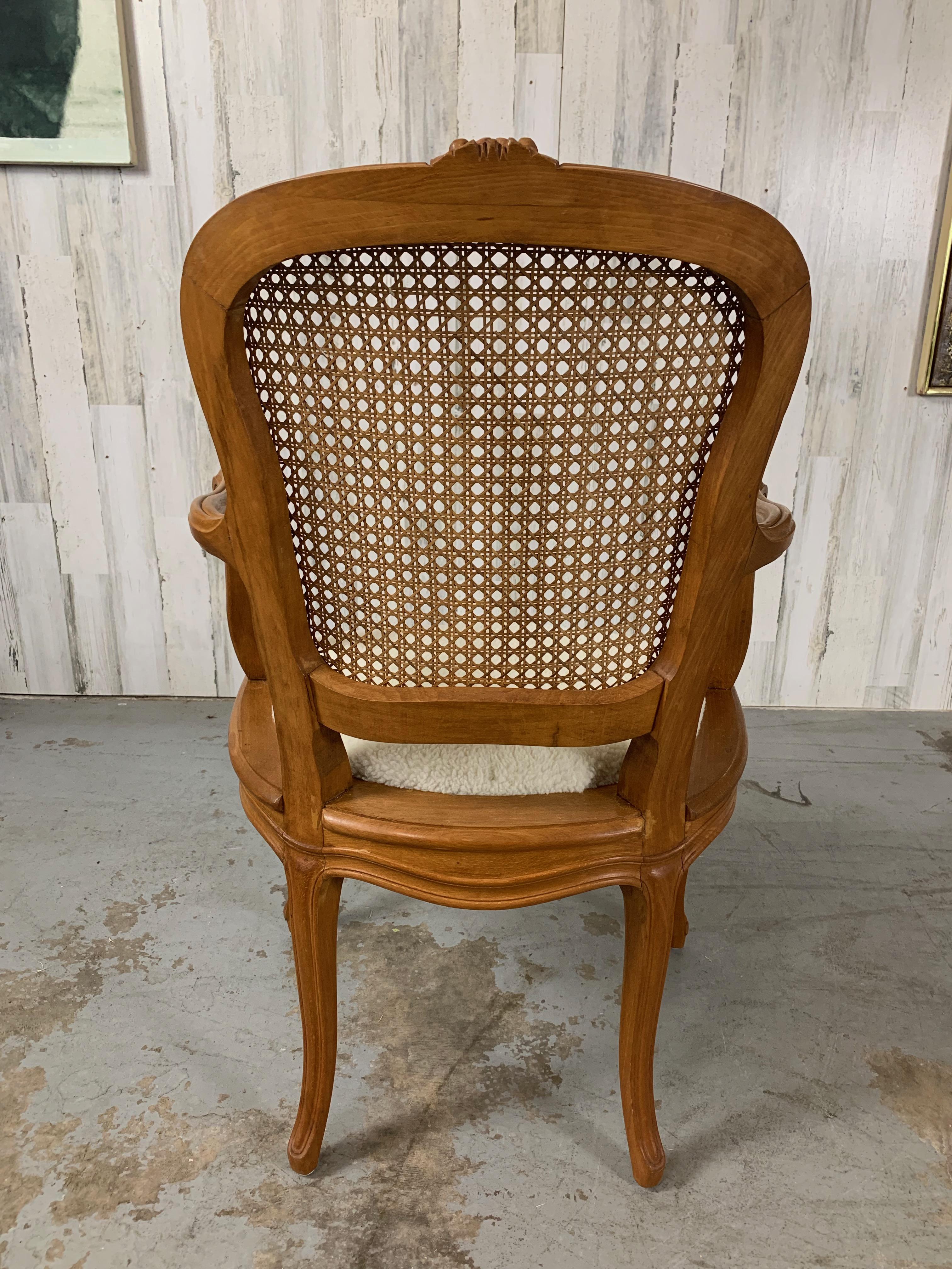 Sillón con brazos de caña estilo Louis XV en venta 2