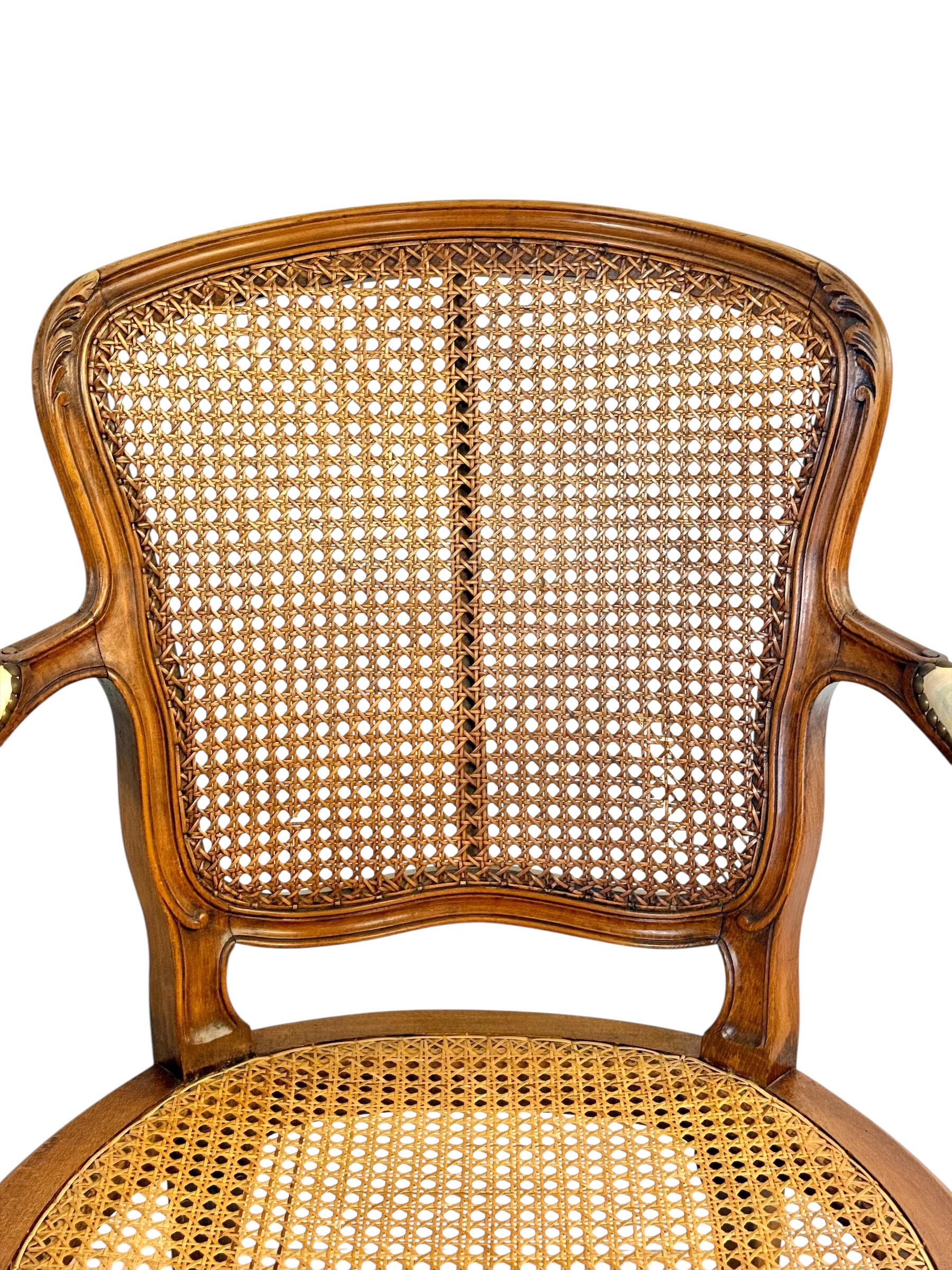 Sillón con Bastón Estilo Luis XV en Nogal, Francia Finales S. XIX en venta 6
