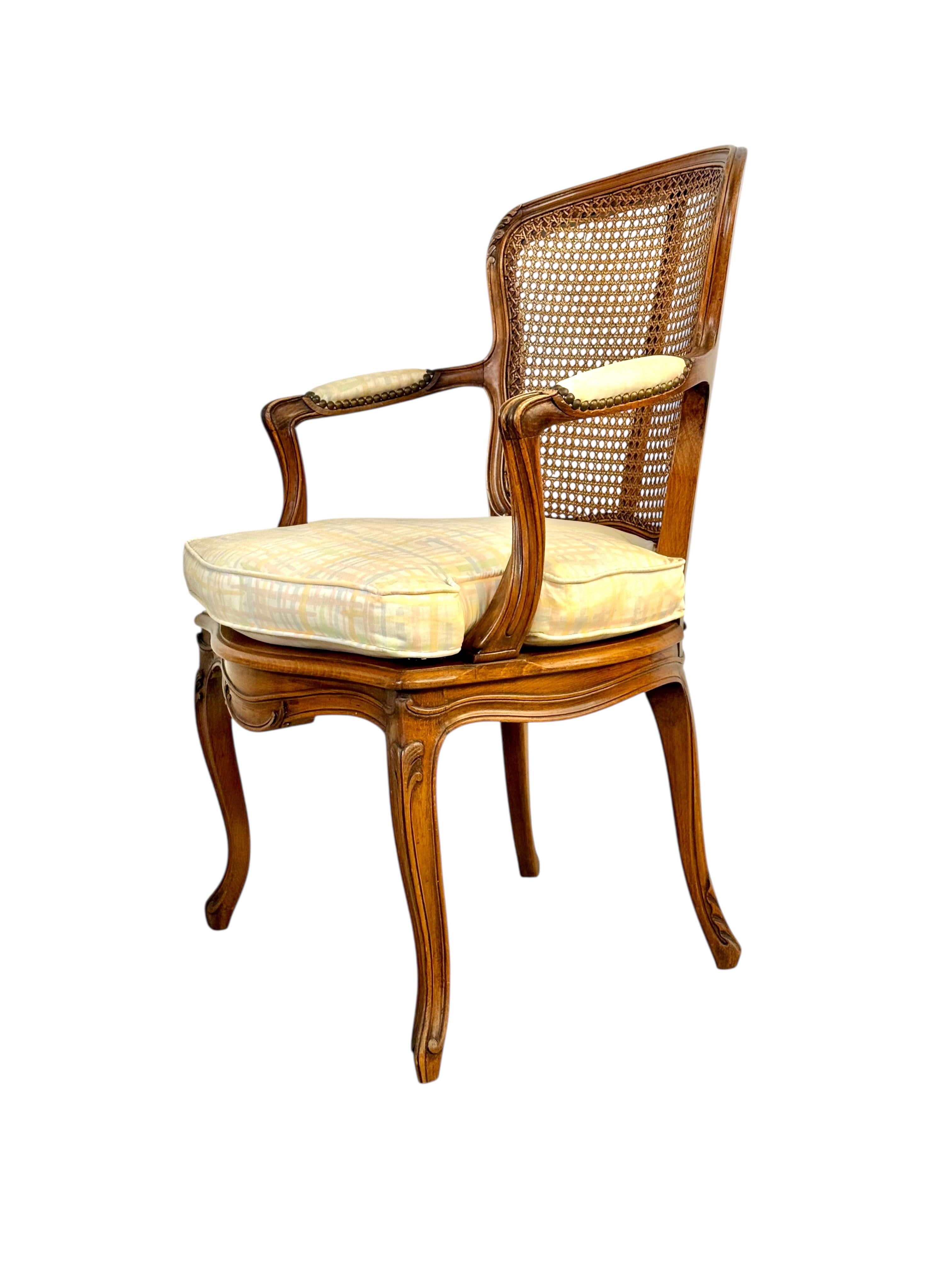 Este elegante sillón capta la fascinación francesa de finales del siglo XIX por revivir las exuberantes curvas del diseño Luis XV, empleando al mismo tiempo las magníficas técnicas de ebanistería de la Belle Époque. Fabricado en nogal macizo