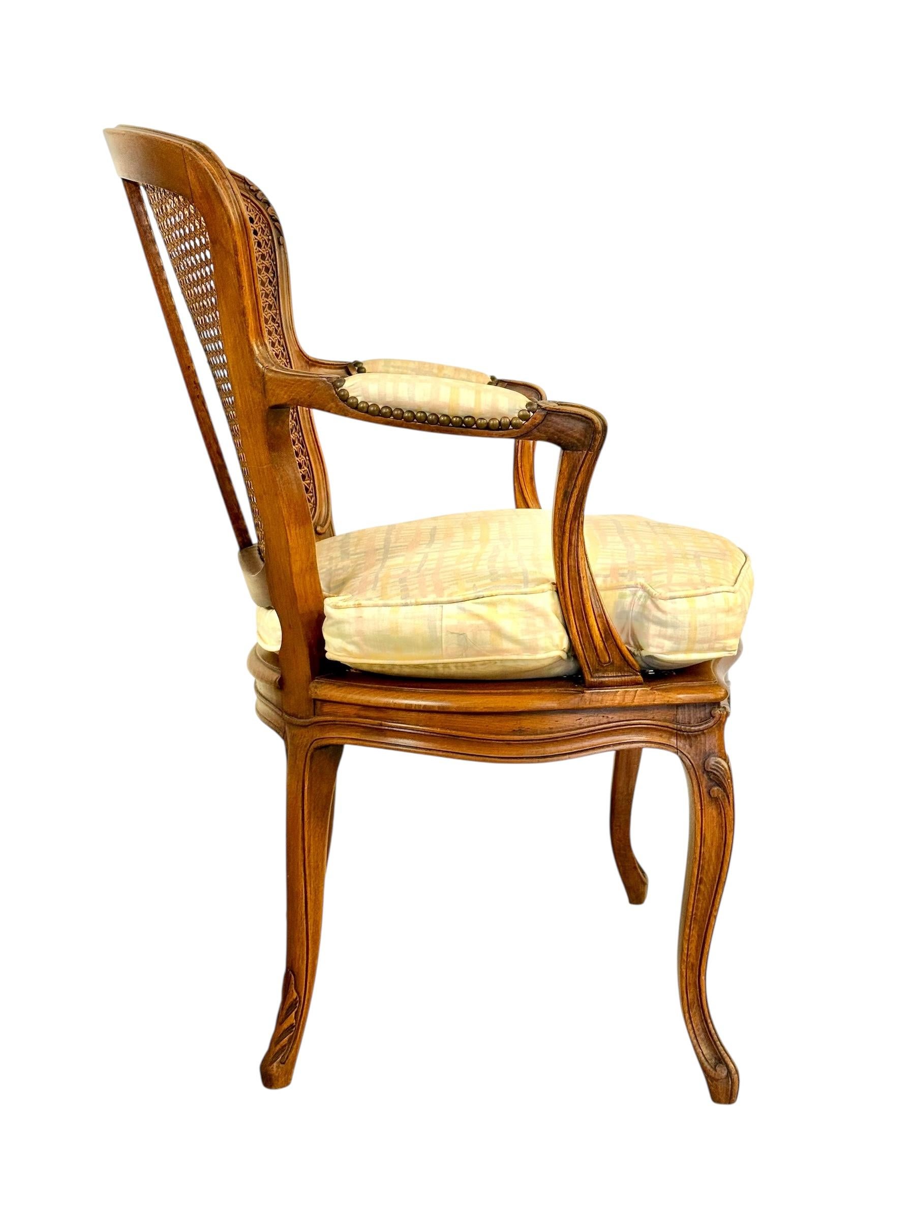 Sillón con Bastón Estilo Luis XV en Nogal, Francia Finales S. XIX Caña en venta