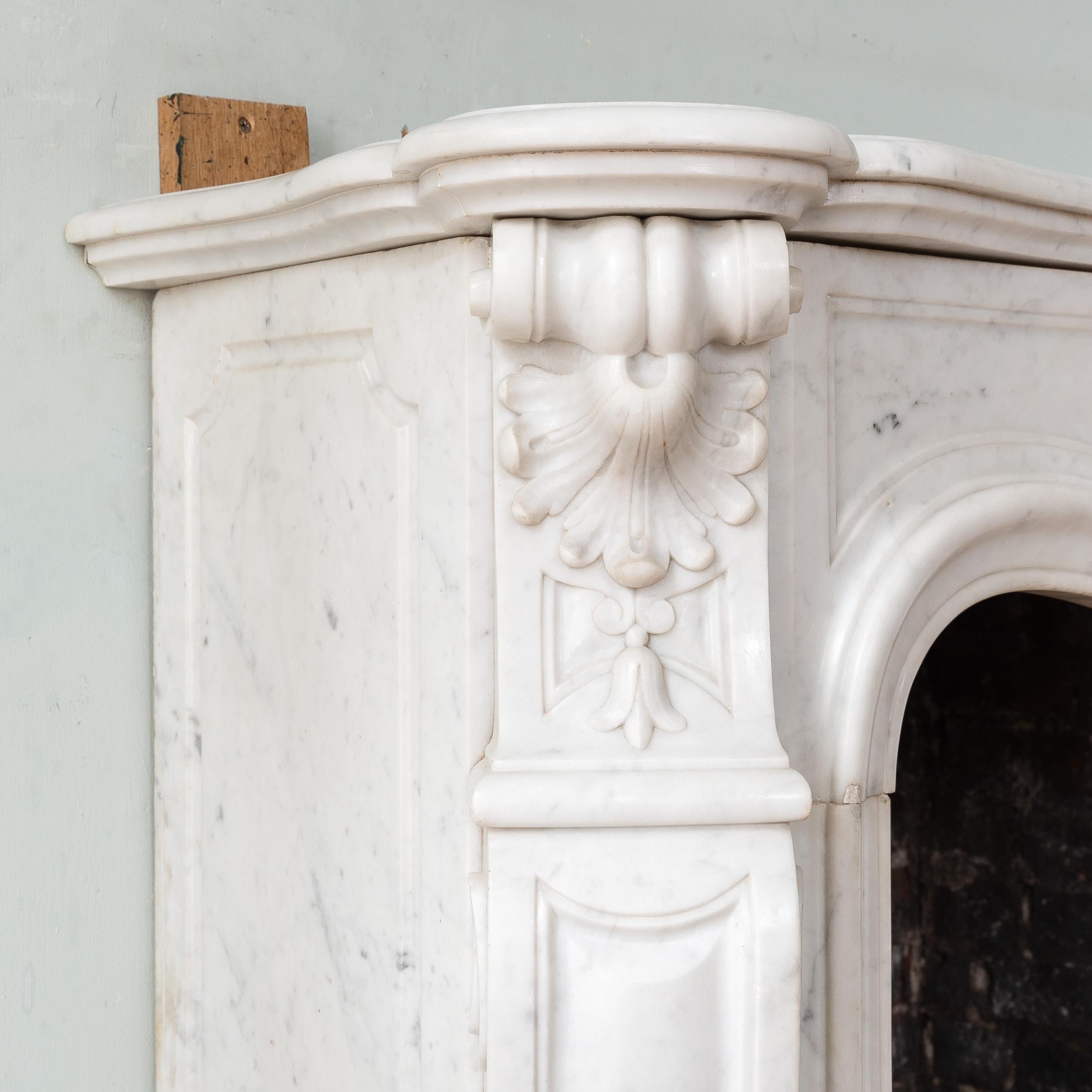 Cheminée en marbre de Carrare de style Louis XV en vente 4