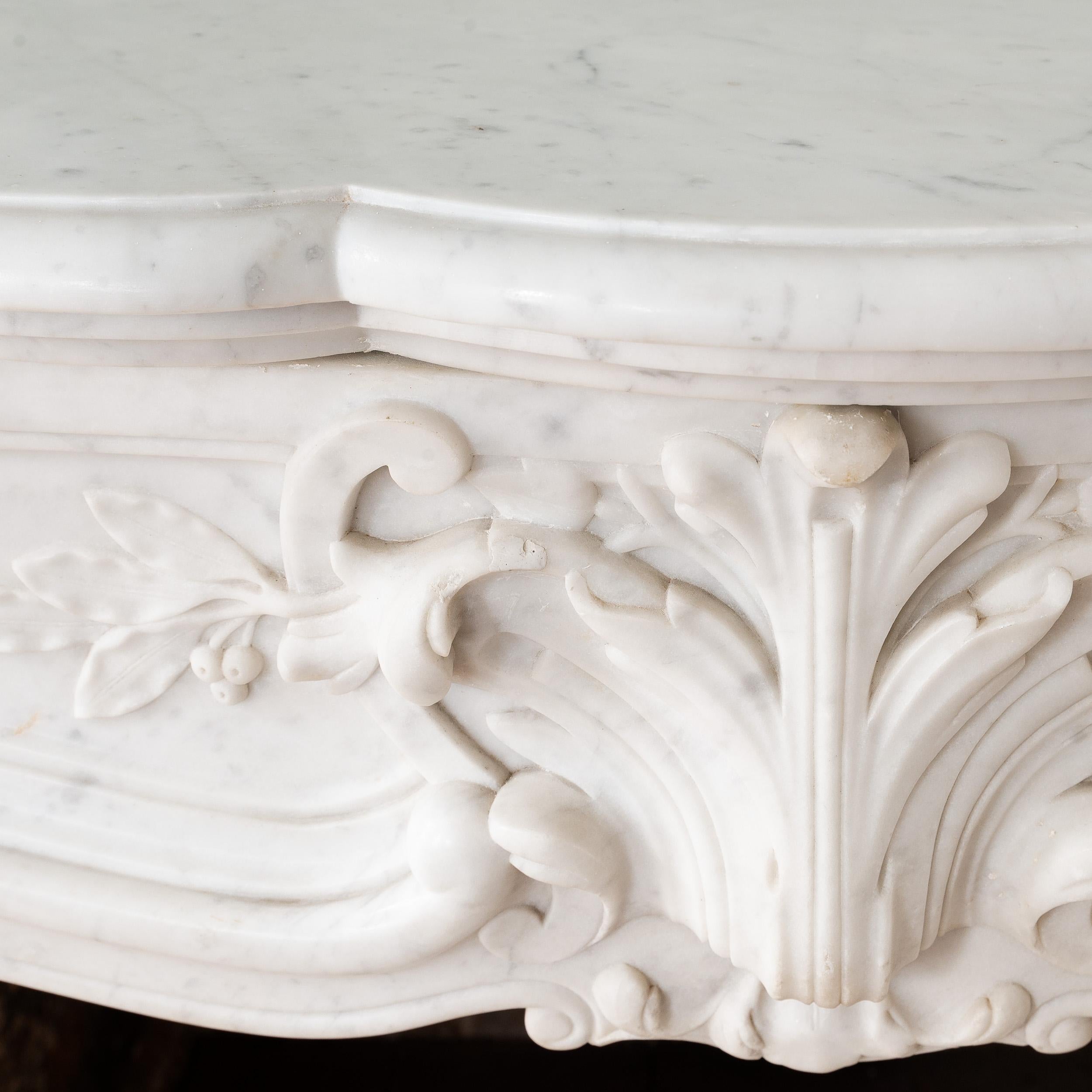 Cheminée en marbre de Carrare de style Louis XV en vente 5