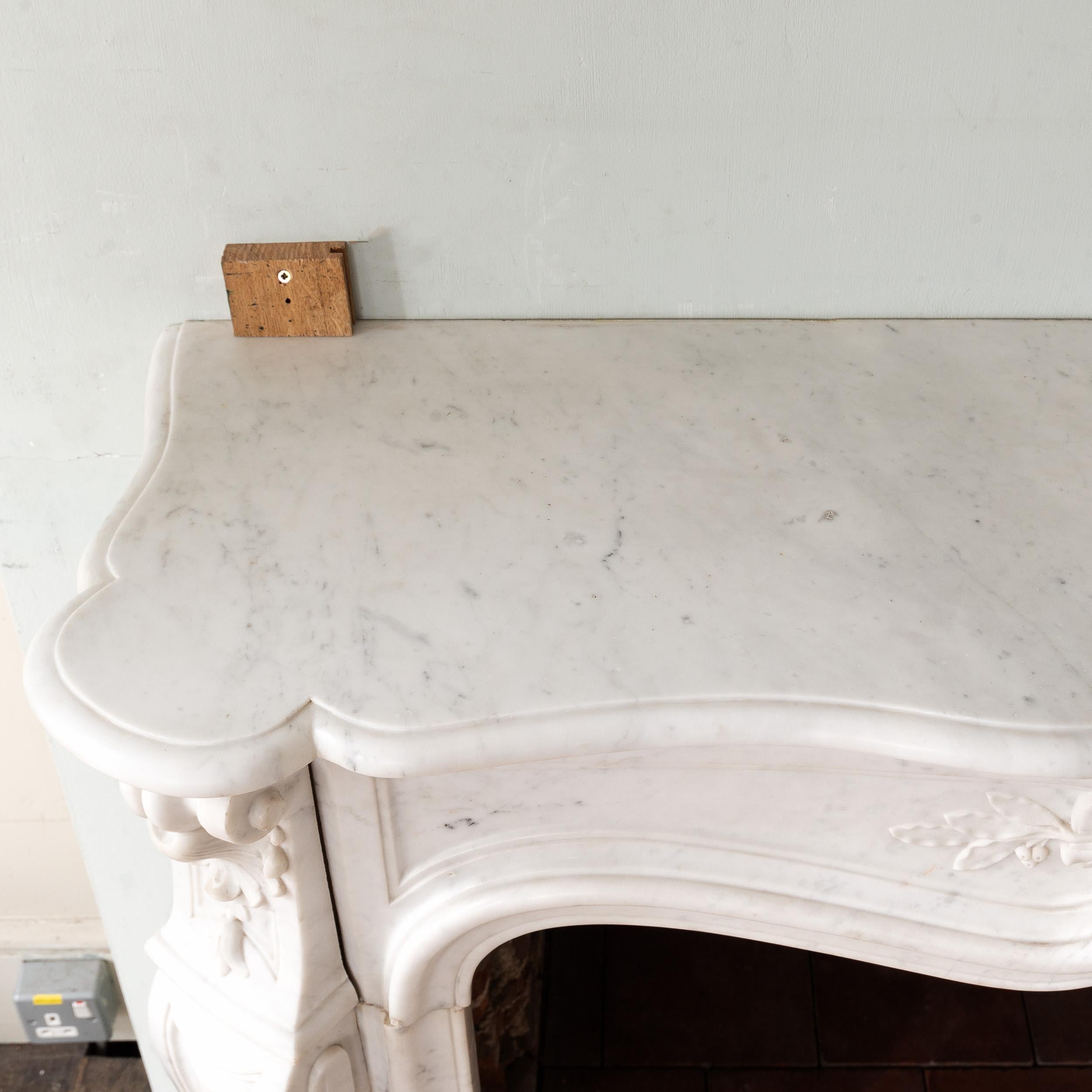 Cheminée en marbre de Carrare de style Louis XV en vente 6