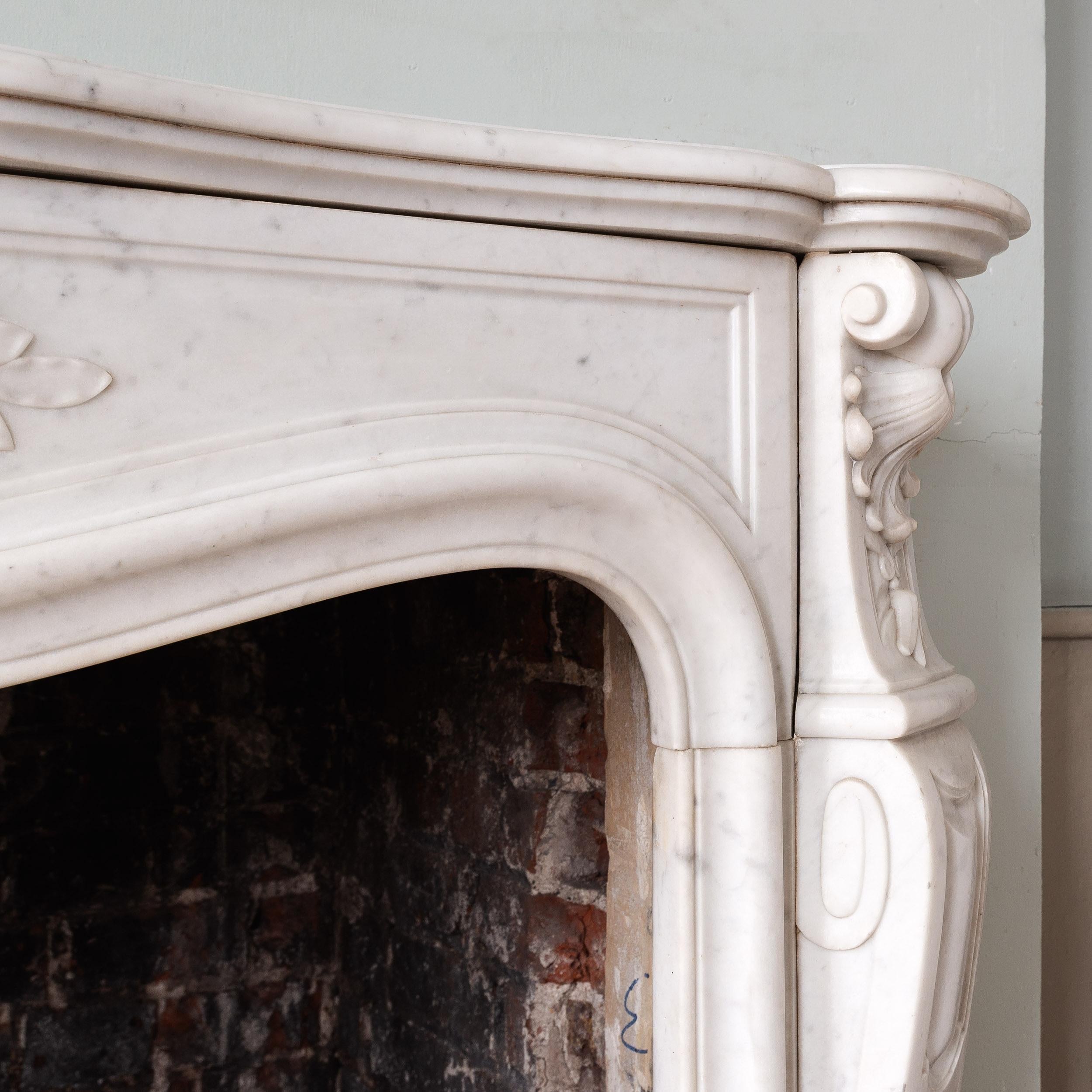 Cheminée en marbre de Carrare de style Louis XV en vente 2