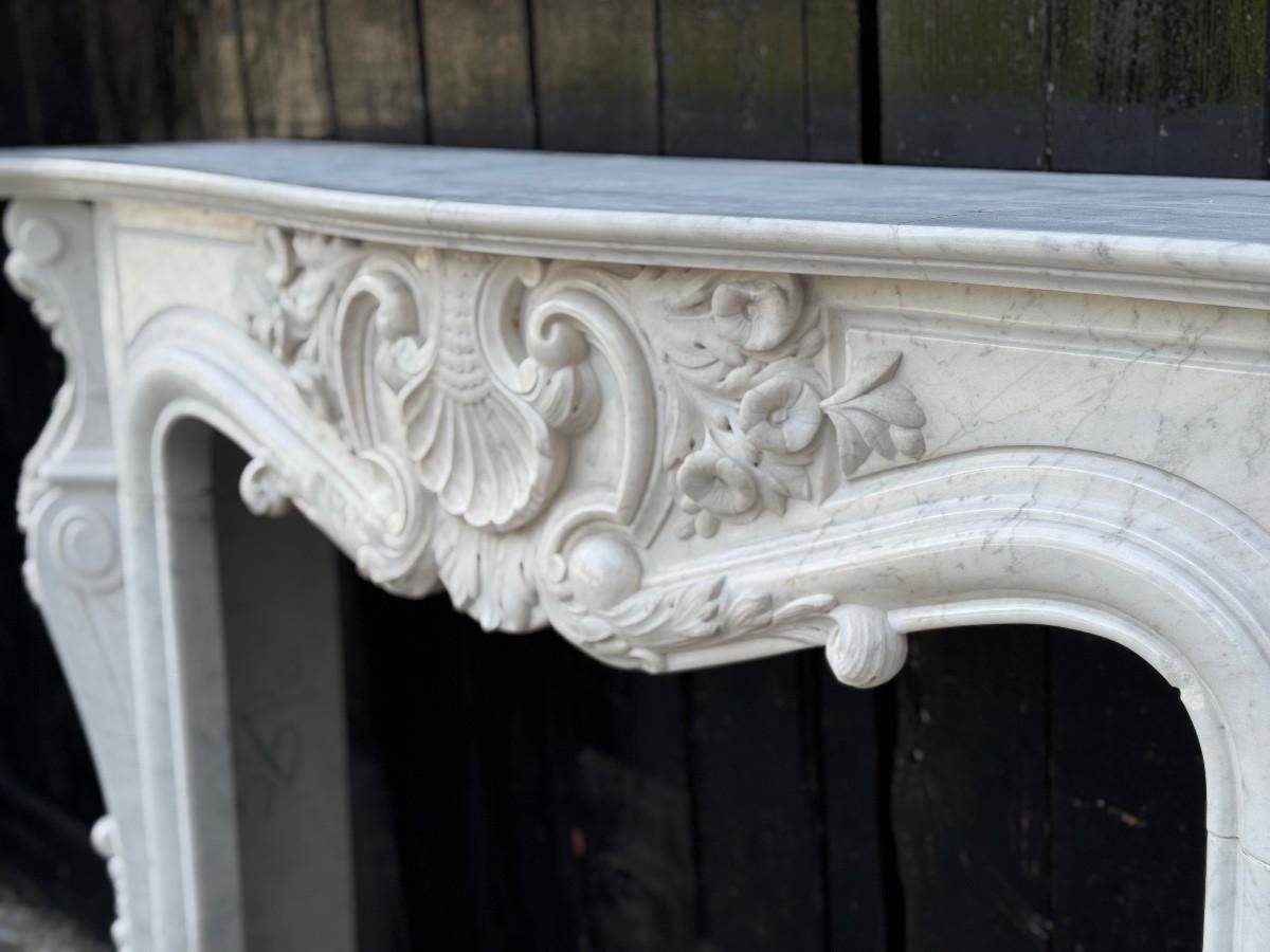 Kaminsims aus Carrara-Marmor im Louis XV-Stil, CIRCA 1980 im Angebot 4