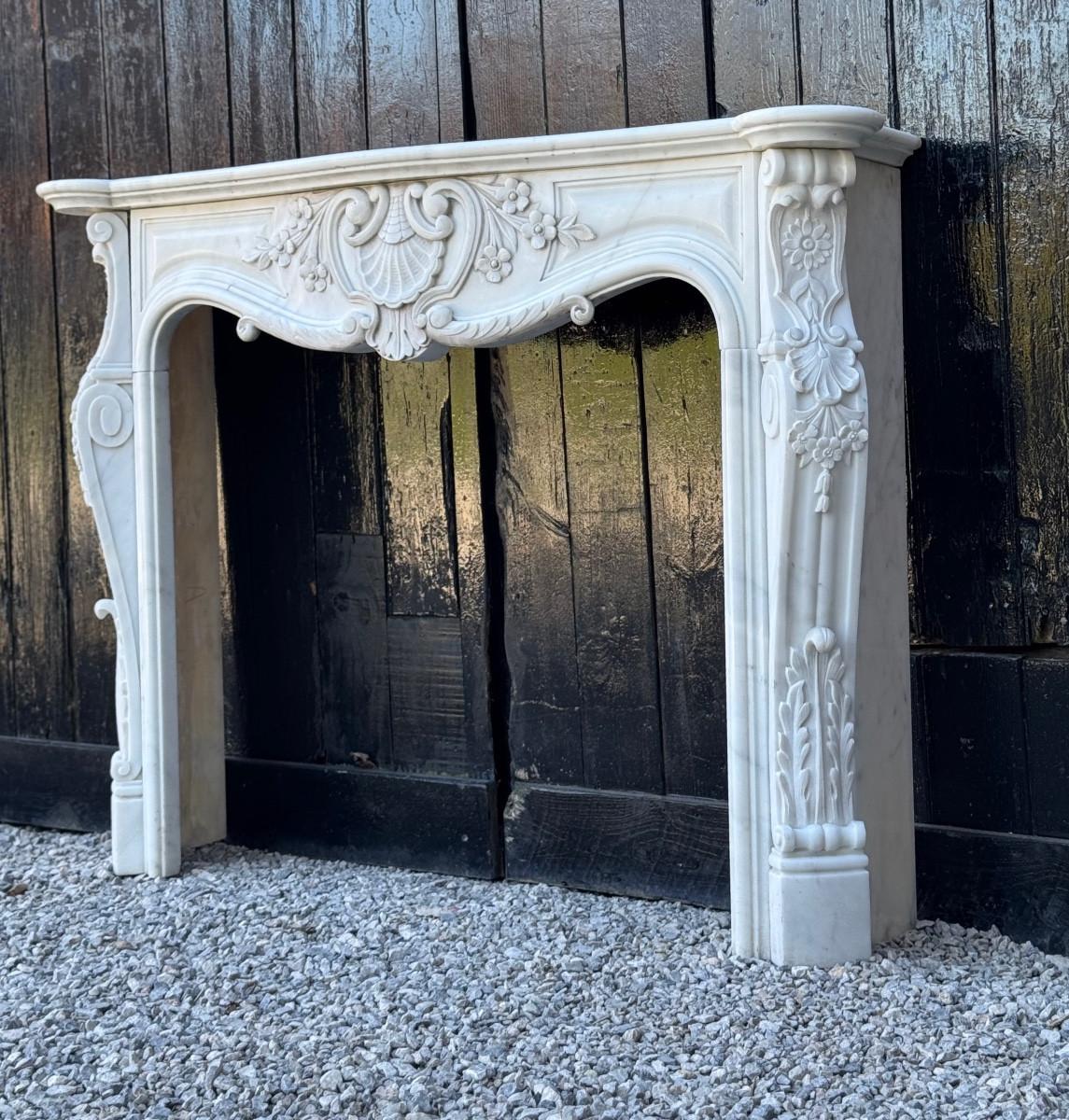 Cheminée en marbre de Carrare de style Louis XV Circa 1980 en vente 3