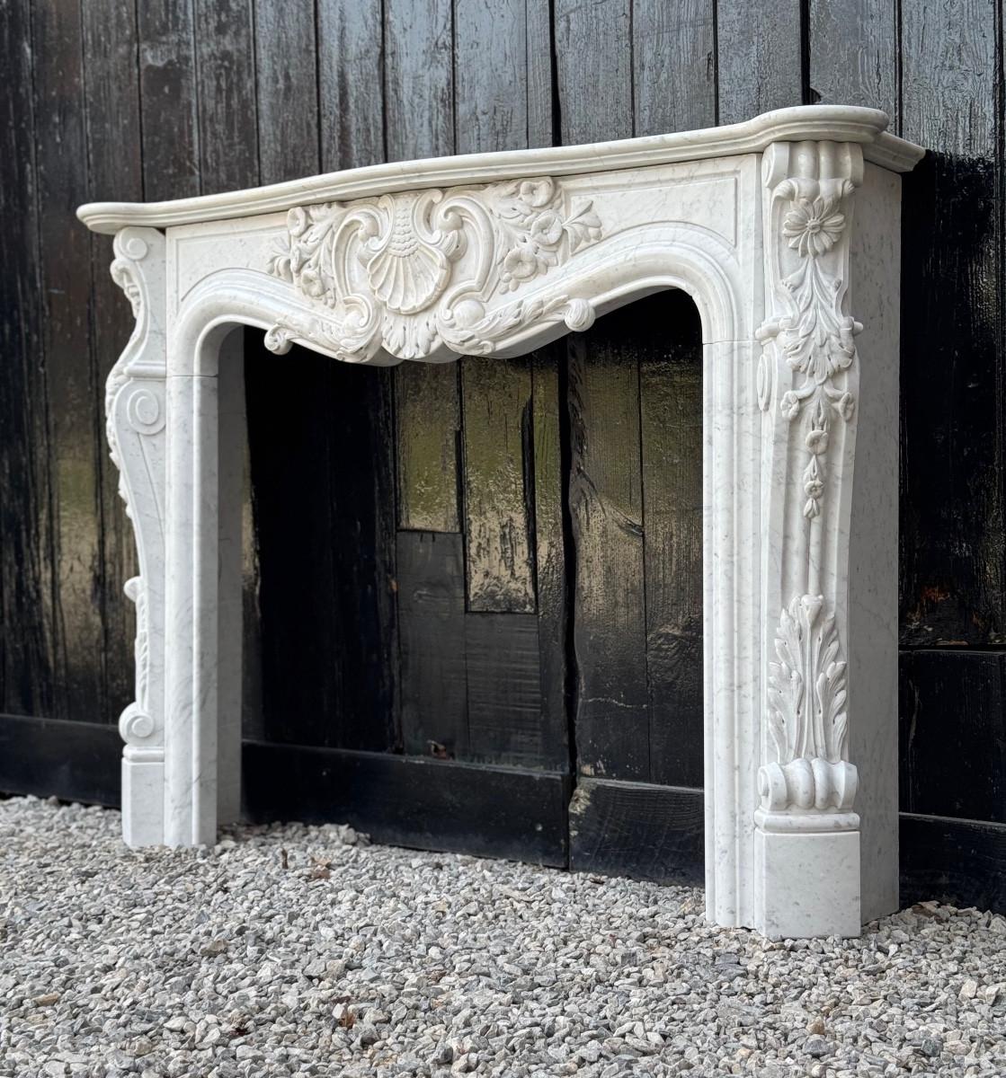 Kaminsims aus Carrara-Marmor im Louis XV-Stil, CIRCA 1980 im Angebot 7