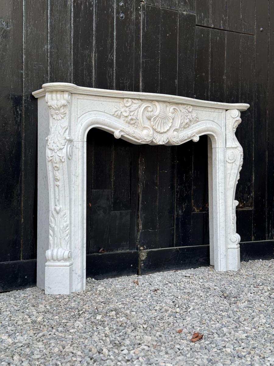 Kaminsims aus Carrara-Marmor im Stil Louis XV, um 1980 '
Kaminsims im Stil Louis XV aus Carrara-Marmor, um 1980
Regal gebrochen und repariert 
Abmessungen der Feuerstelle : 79 x 94 cm