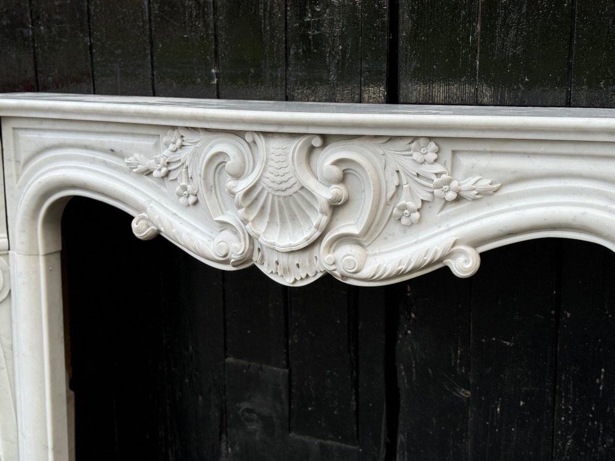 Français Cheminée en marbre de Carrare de style Louis XV Circa 1980 en vente