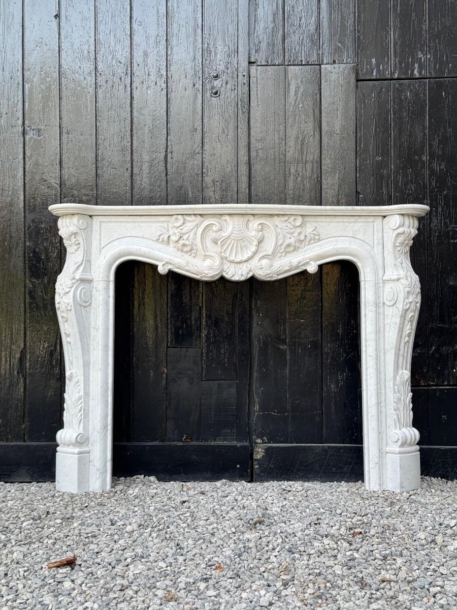 Kaminsims aus Carrara-Marmor im Louis XV-Stil, CIRCA 1980 (Louis XV.) im Angebot