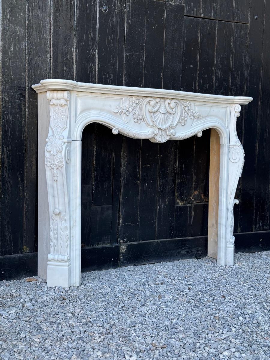 Regency Cheminée en marbre de Carrare de style Louis XV Circa 1980 en vente