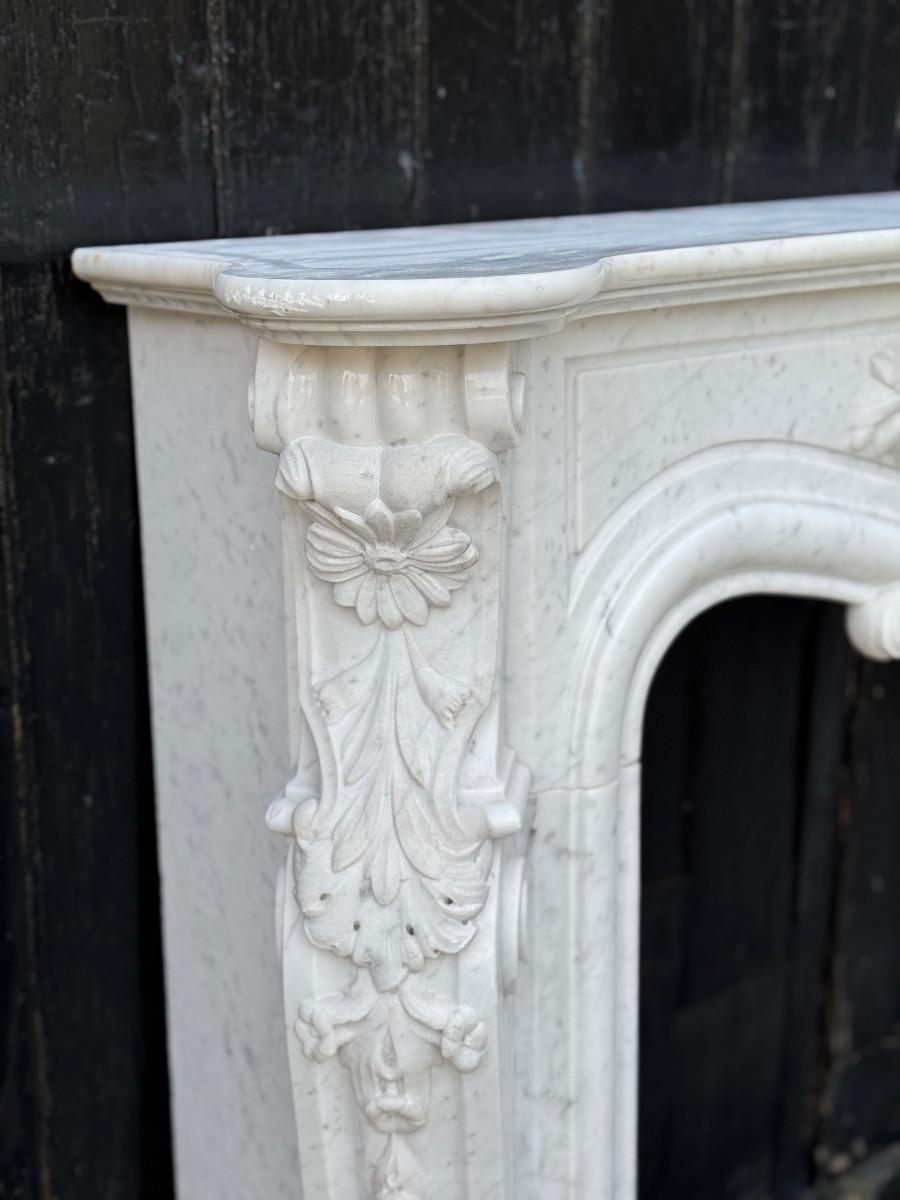 Kaminsims aus Carrara-Marmor im Louis XV-Stil, CIRCA 1980 (19. Jahrhundert) im Angebot