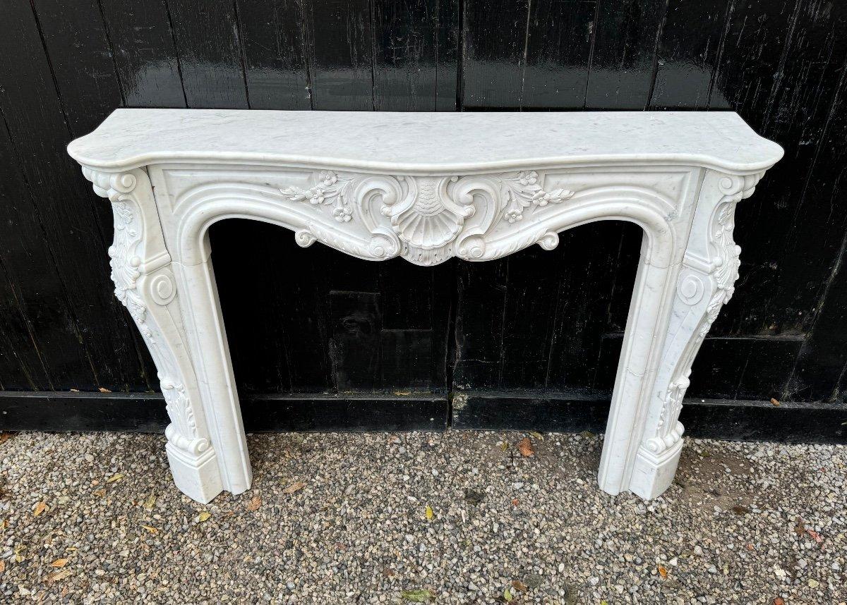Cheminée en marbre de Carrare de style Louis XV Circa 1980 en vente 1