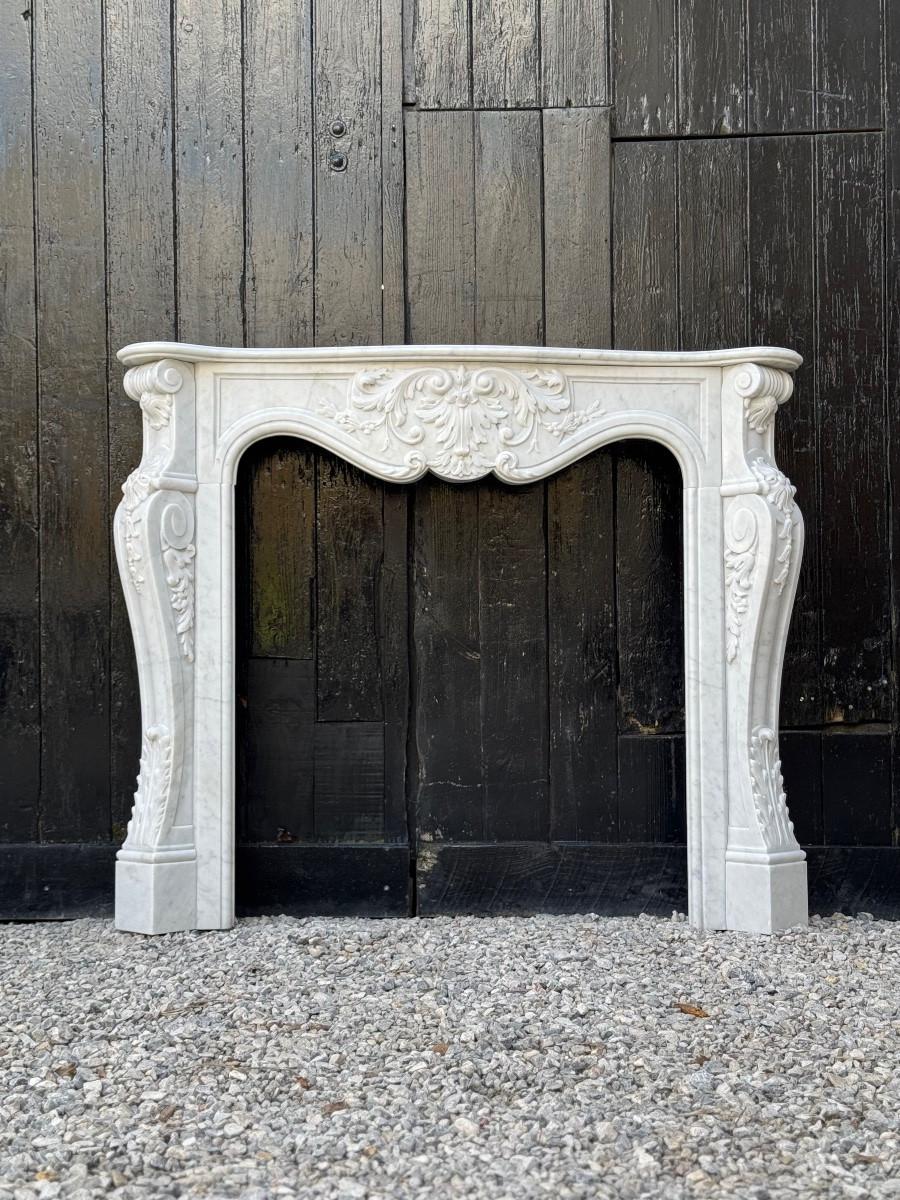 Cheminée en marbre de Carrare de style Louis XV, vers 1980 en vente 1