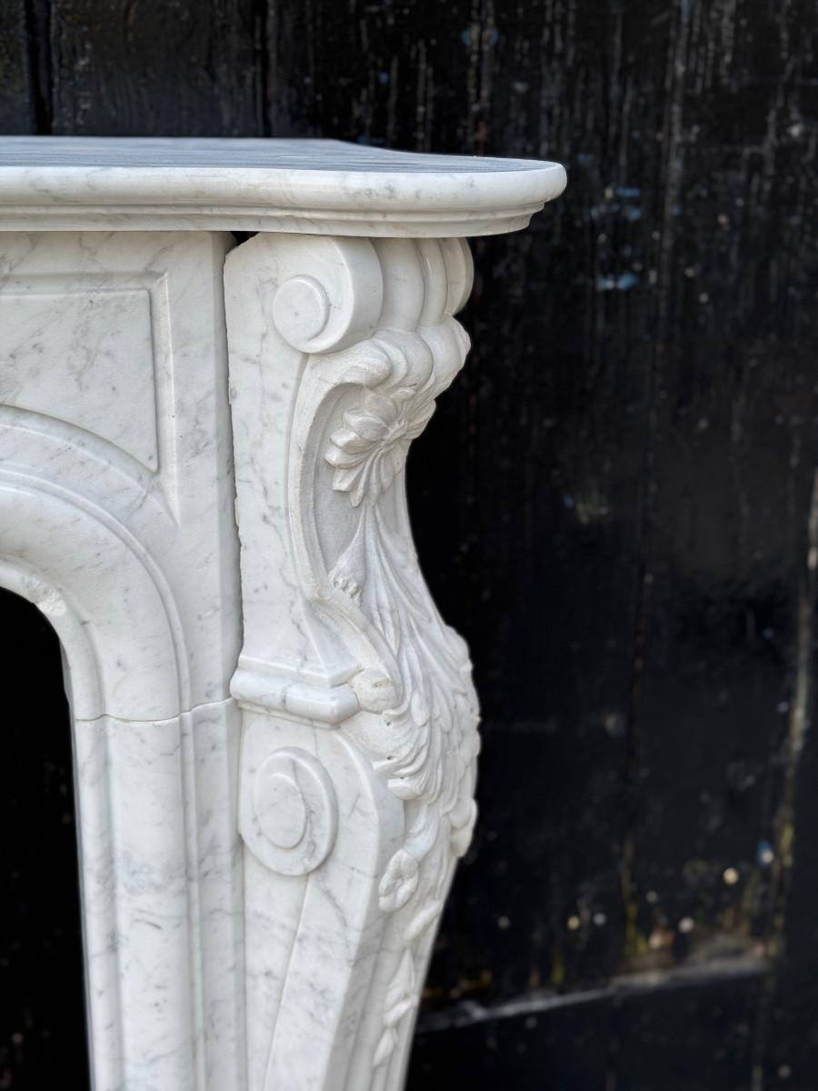 Kaminsims aus Carrara-Marmor im Louis XV-Stil, CIRCA 1980 im Angebot 1
