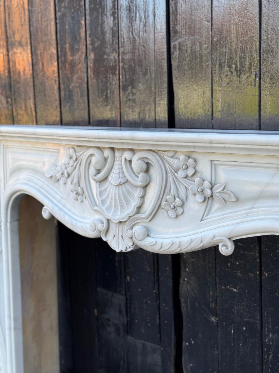 Marbre Cheminée en marbre de Carrare de style Louis XV Circa 1980 en vente