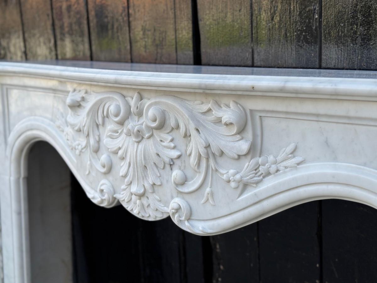 Cheminée en marbre de Carrare de style Louis XV, vers 1980 en vente 2