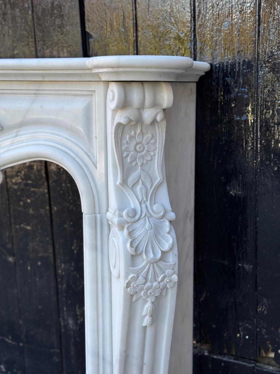 Cheminée en marbre de Carrare de style Louis XV Circa 1980 en vente 1