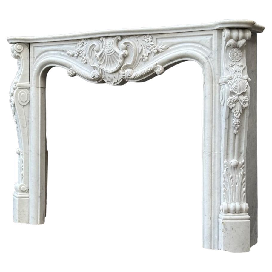 Cheminée en marbre de Carrare de style Louis XV Circa 1980