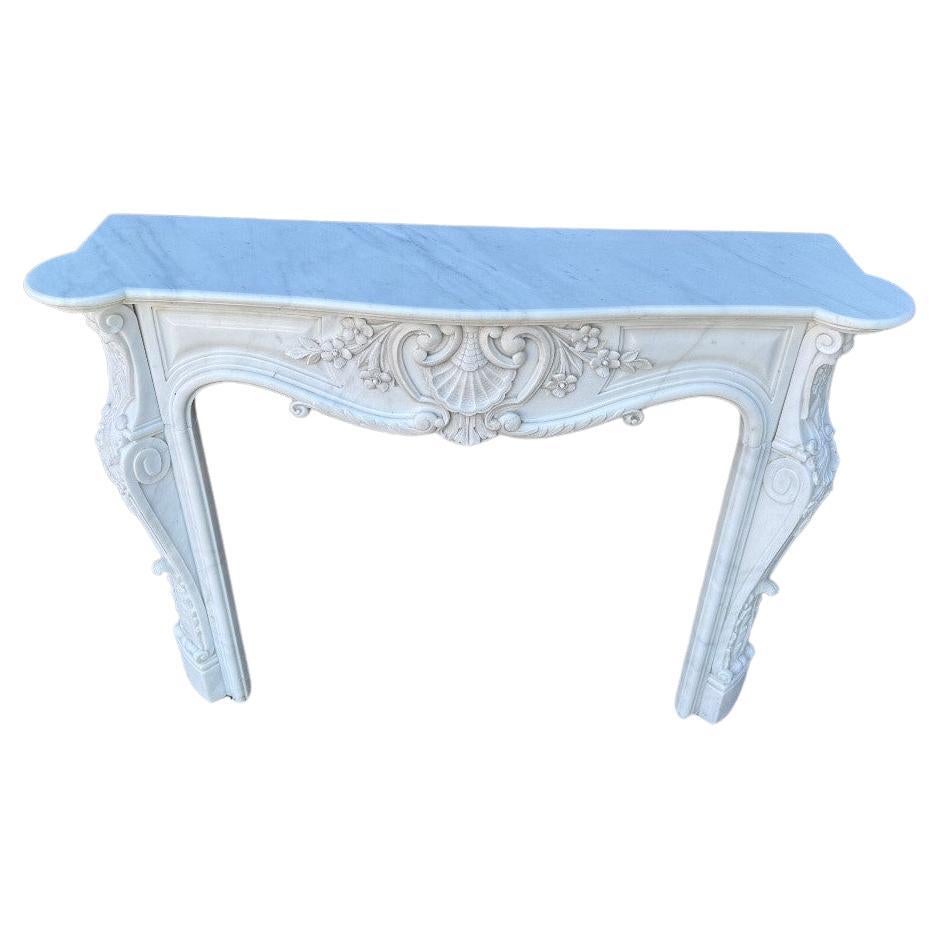 Cheminée en marbre de Carrare de style Louis XV Circa 1980