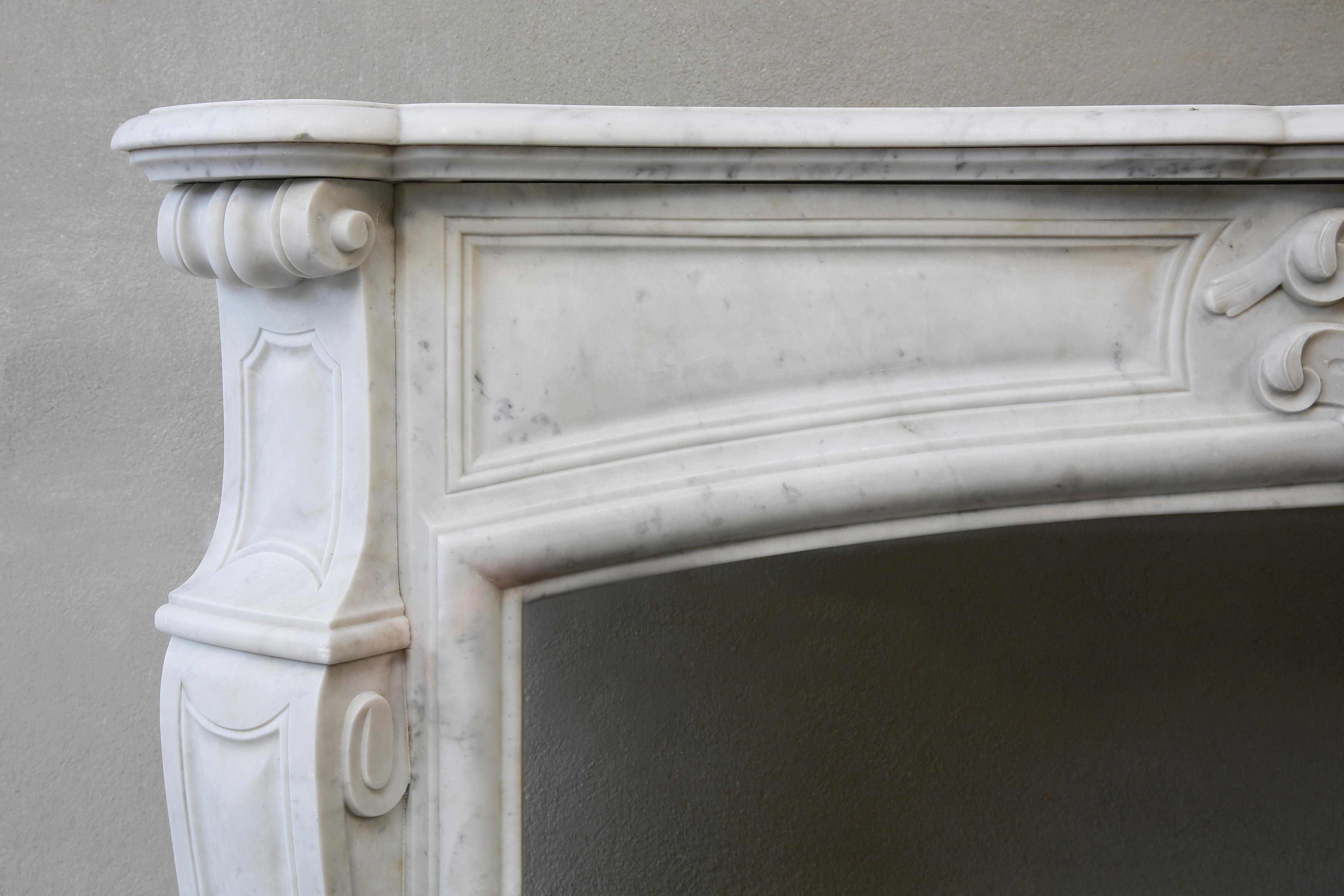 Louis XV Style Carrara Marble Mantel from the 19th Century In Good Condition In Made, NL