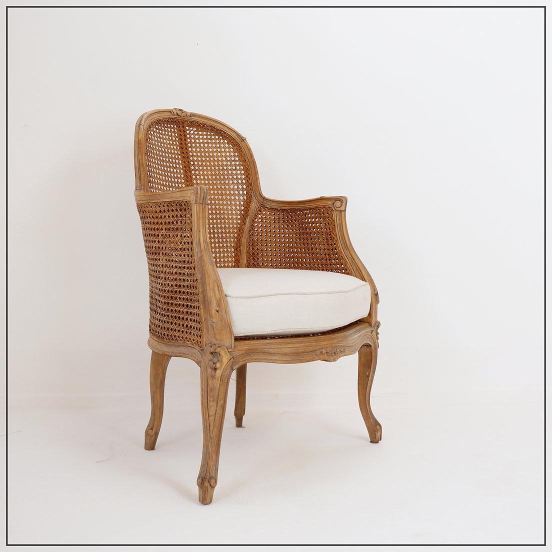 Fauteuil sculpté de style Louis XV avec un travail de canne double face sur les panneaux latéraux en vente 4
