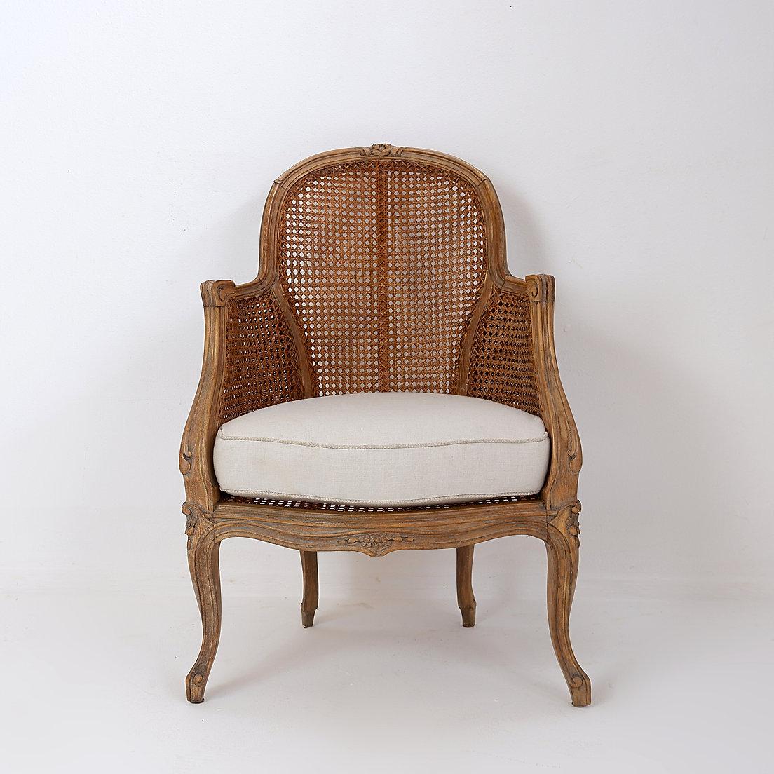 Fauteuil sculpté de style Louis XV avec un travail de canne double face sur les panneaux latéraux en vente 5