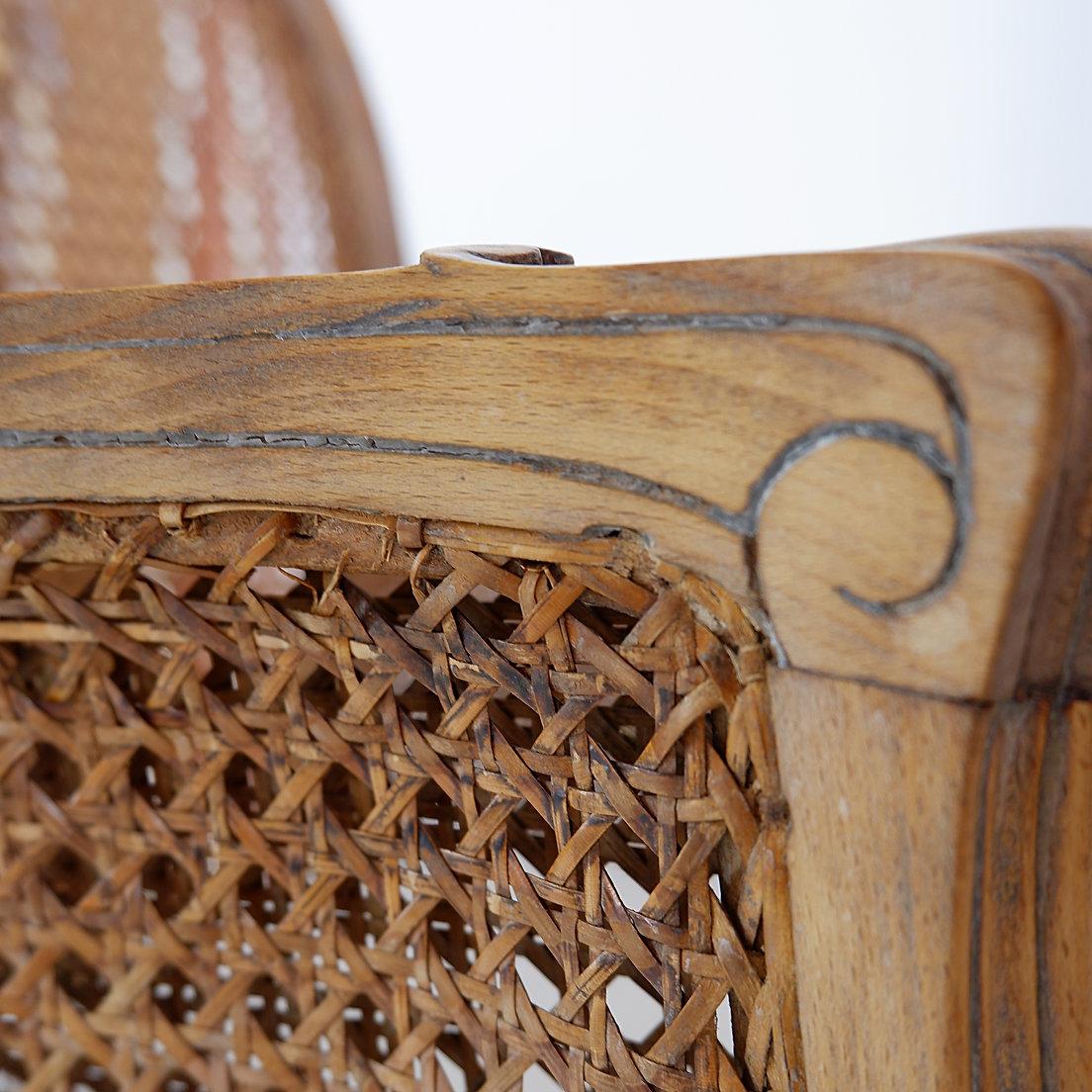 Fauteuil sculpté de style Louis XV avec un travail de canne double face sur les panneaux latéraux en vente 6