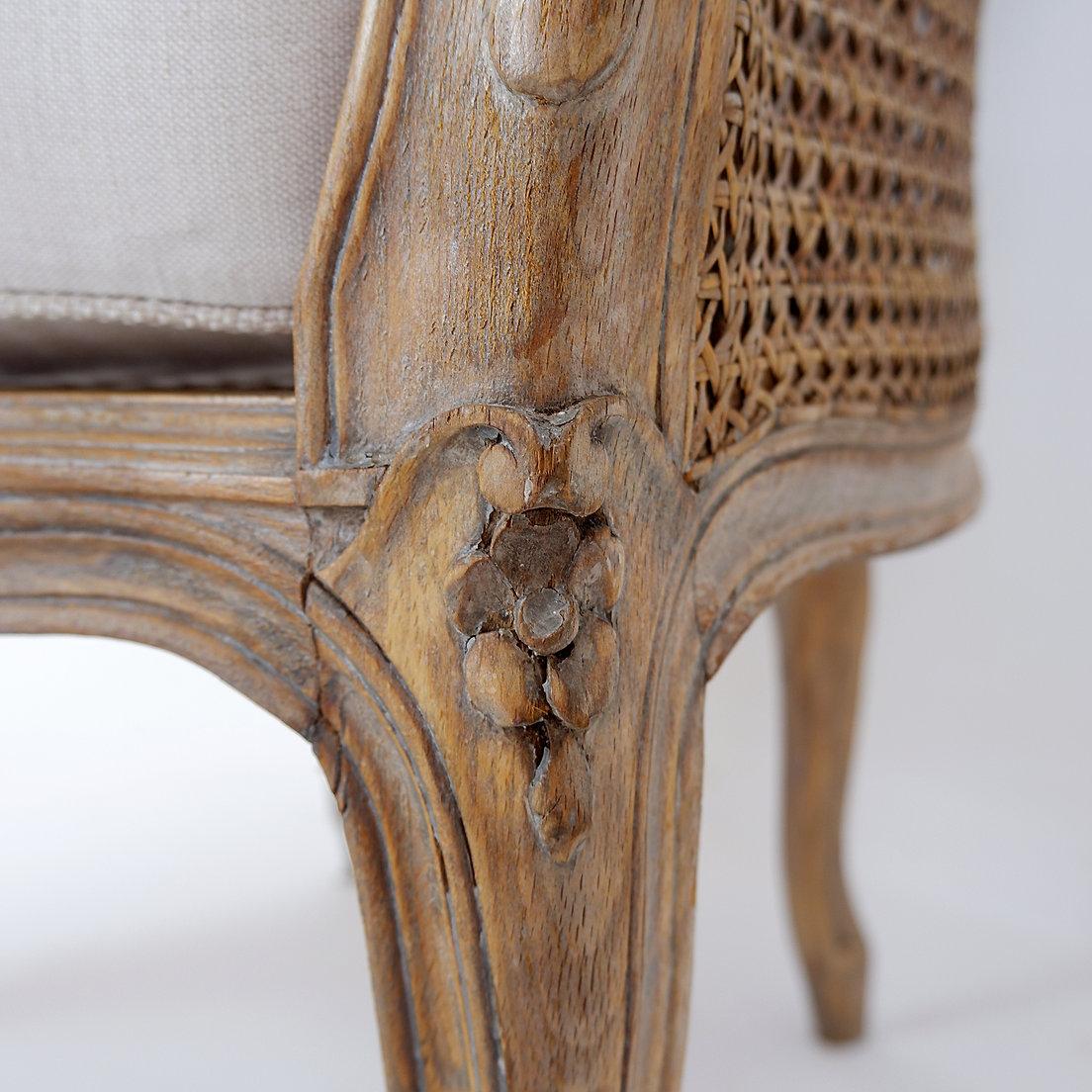 Fauteuil sculpté de style Louis XV avec un travail de canne double face sur les panneaux latéraux en vente 7
