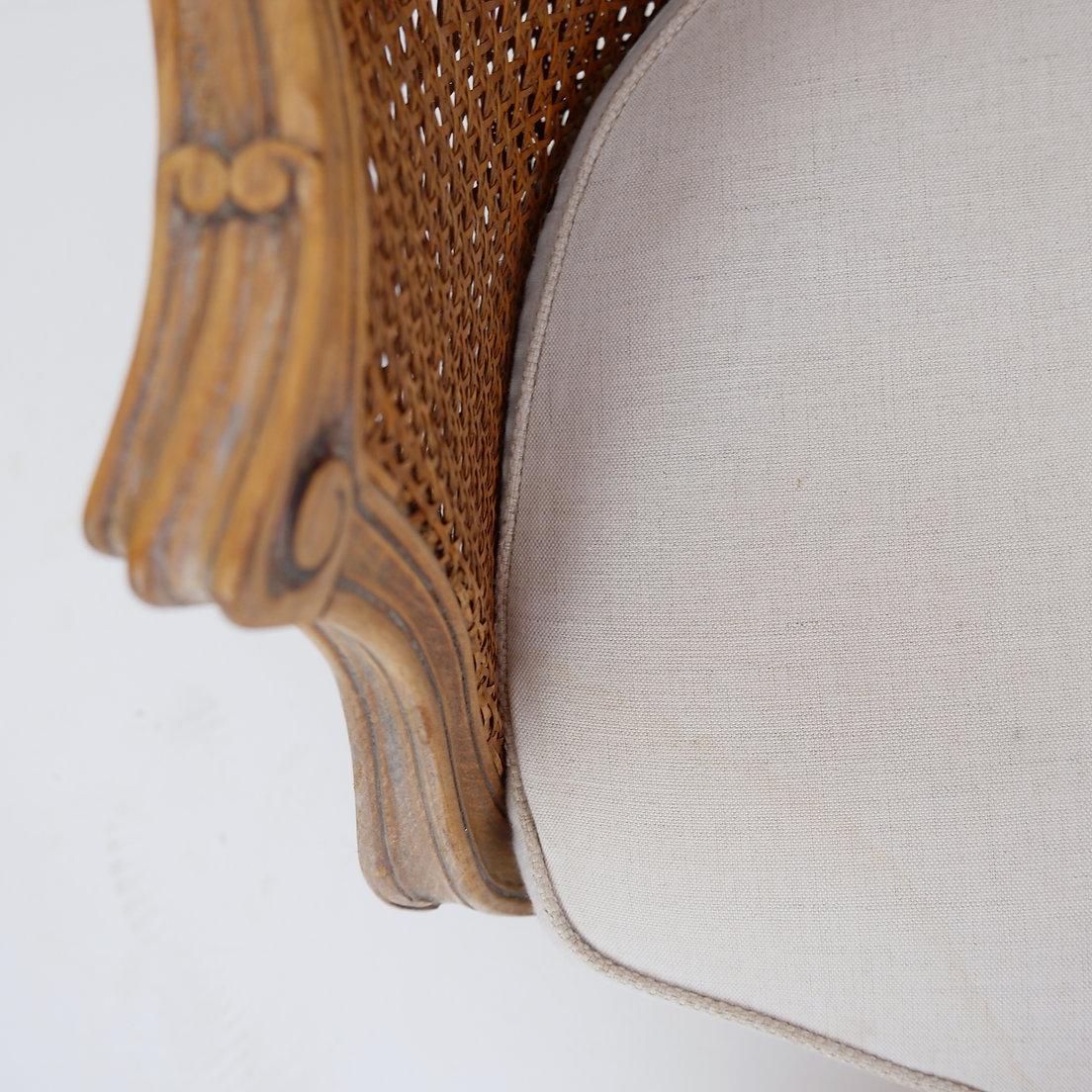 Fauteuil sculpté de style Louis XV avec un travail de canne double face sur les panneaux latéraux en vente 8