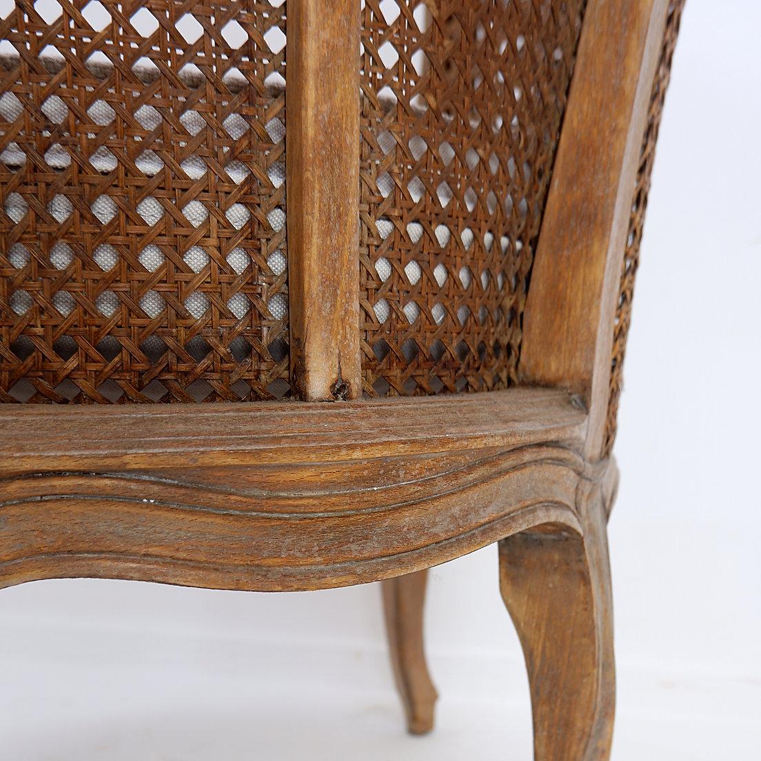 Fauteuil sculpté de style Louis XV avec un travail de canne double face sur les panneaux latéraux
Antique - French Provincial
Dimensions : 54cmx52cm H90 SH:42
Usure correspondant à l'âge et à l'usage.