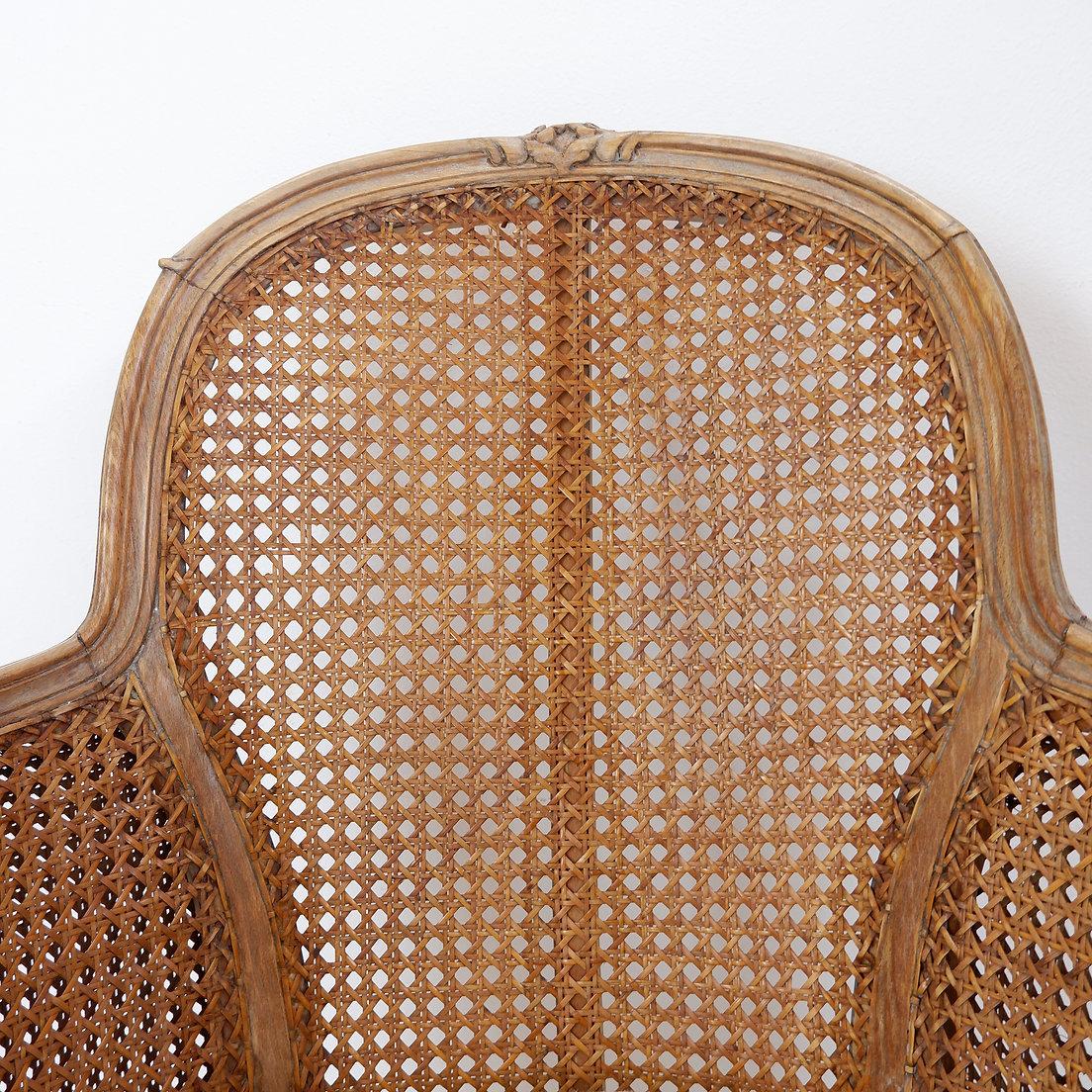 Français Fauteuil sculpté de style Louis XV avec un travail de canne double face sur les panneaux latéraux en vente