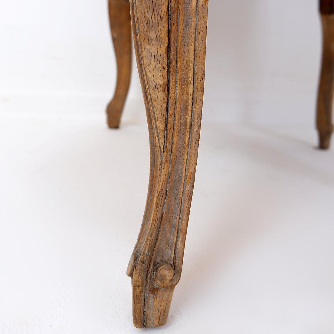 Fauteuil sculpté de style Louis XV avec un travail de canne double face sur les panneaux latéraux Bon état - En vente à Linkebeek, BE