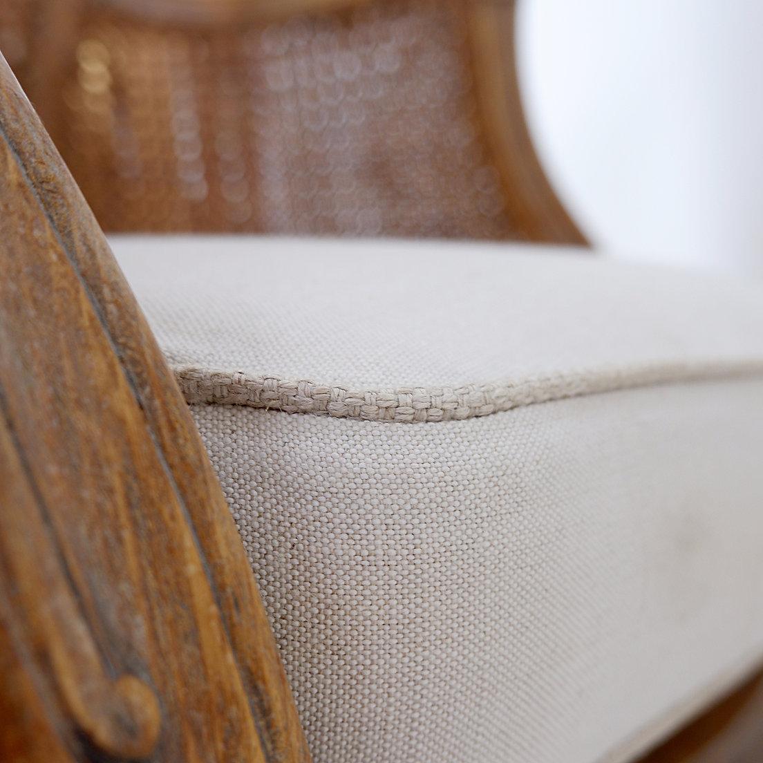 20ième siècle Fauteuil sculpté de style Louis XV avec un travail de canne double face sur les panneaux latéraux en vente