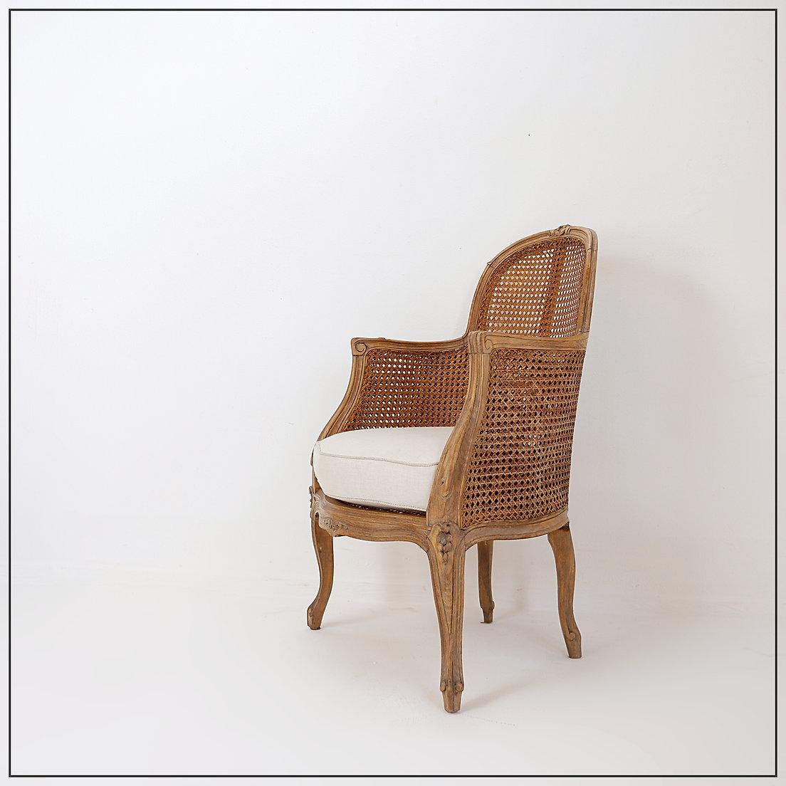 Tissu Fauteuil sculpté de style Louis XV avec un travail de canne double face sur les panneaux latéraux en vente