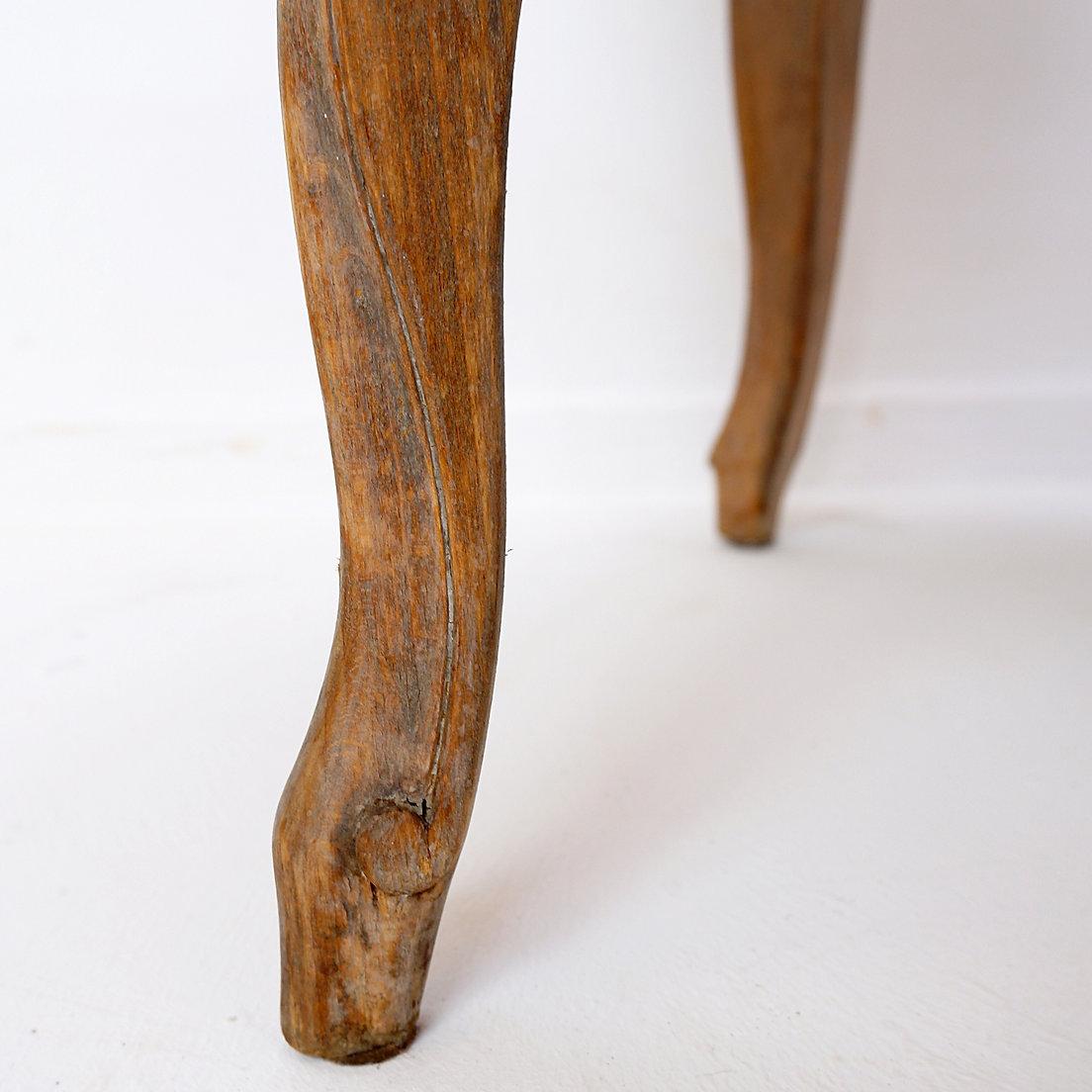 Fauteuil sculpté de style Louis XV avec un travail de canne double face sur les panneaux latéraux en vente 1