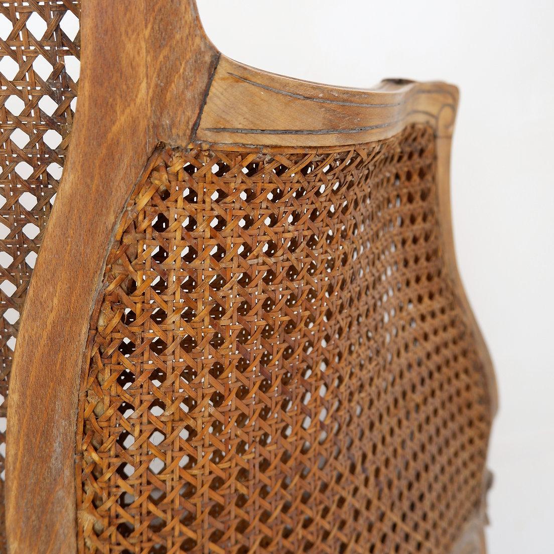 Fauteuil sculpté de style Louis XV avec un travail de canne double face sur les panneaux latéraux en vente 3