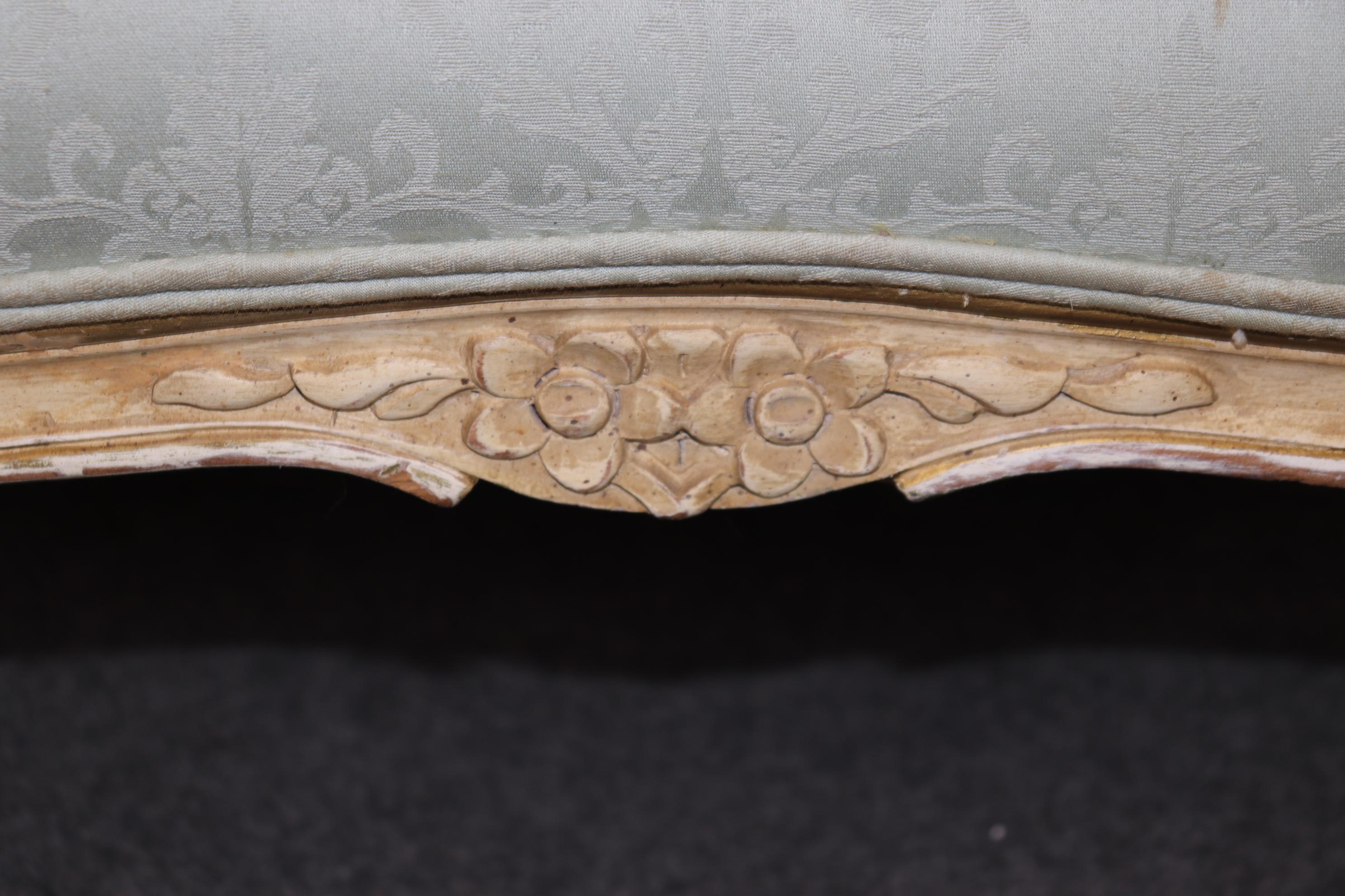 Sillón Estilo Luis XV Tallado Decorado con Pintura Crema en venta 5