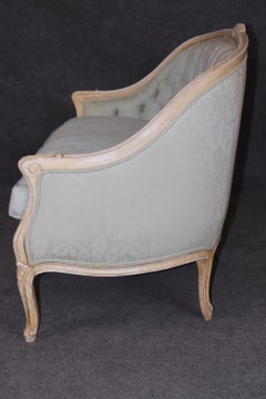 Settee decorata in stile Luigi XV con vernice cremosa intagliata