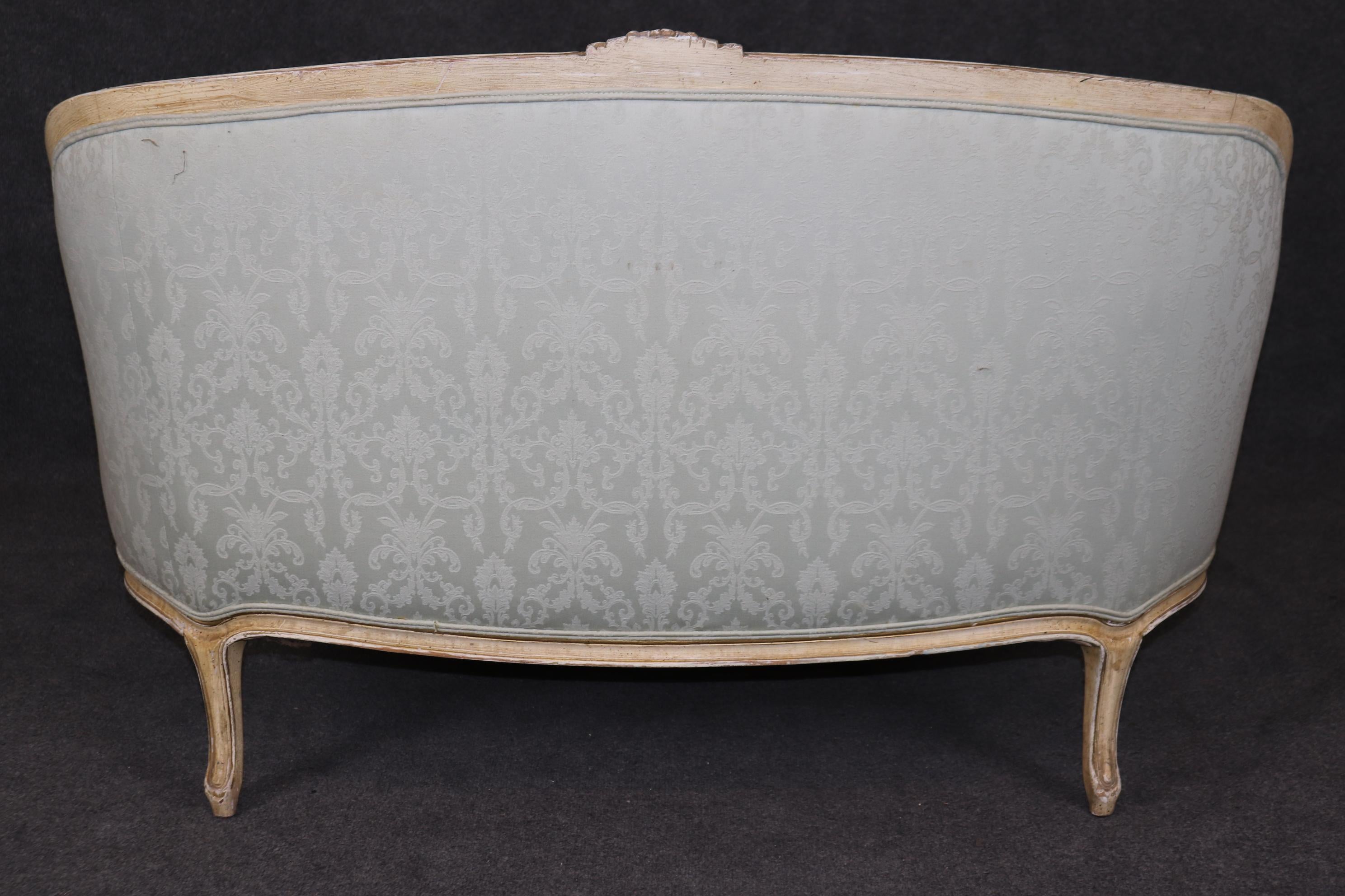 Sillón Estilo Luis XV Tallado Decorado con Pintura Crema en Bueno estado para la venta en Swedesboro, NJ