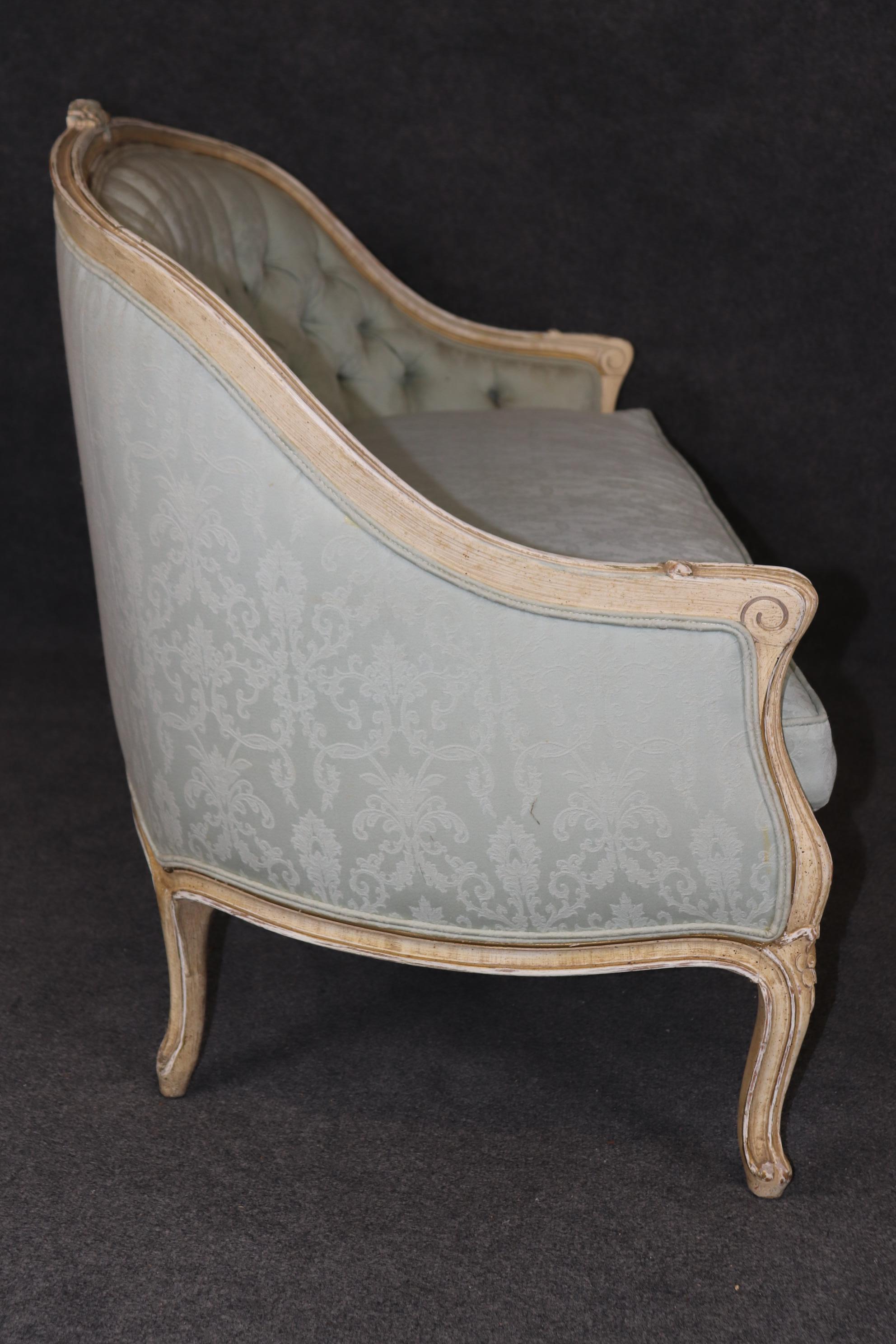 Sillón Estilo Luis XV Tallado Decorado con Pintura Crema siglo XX en venta