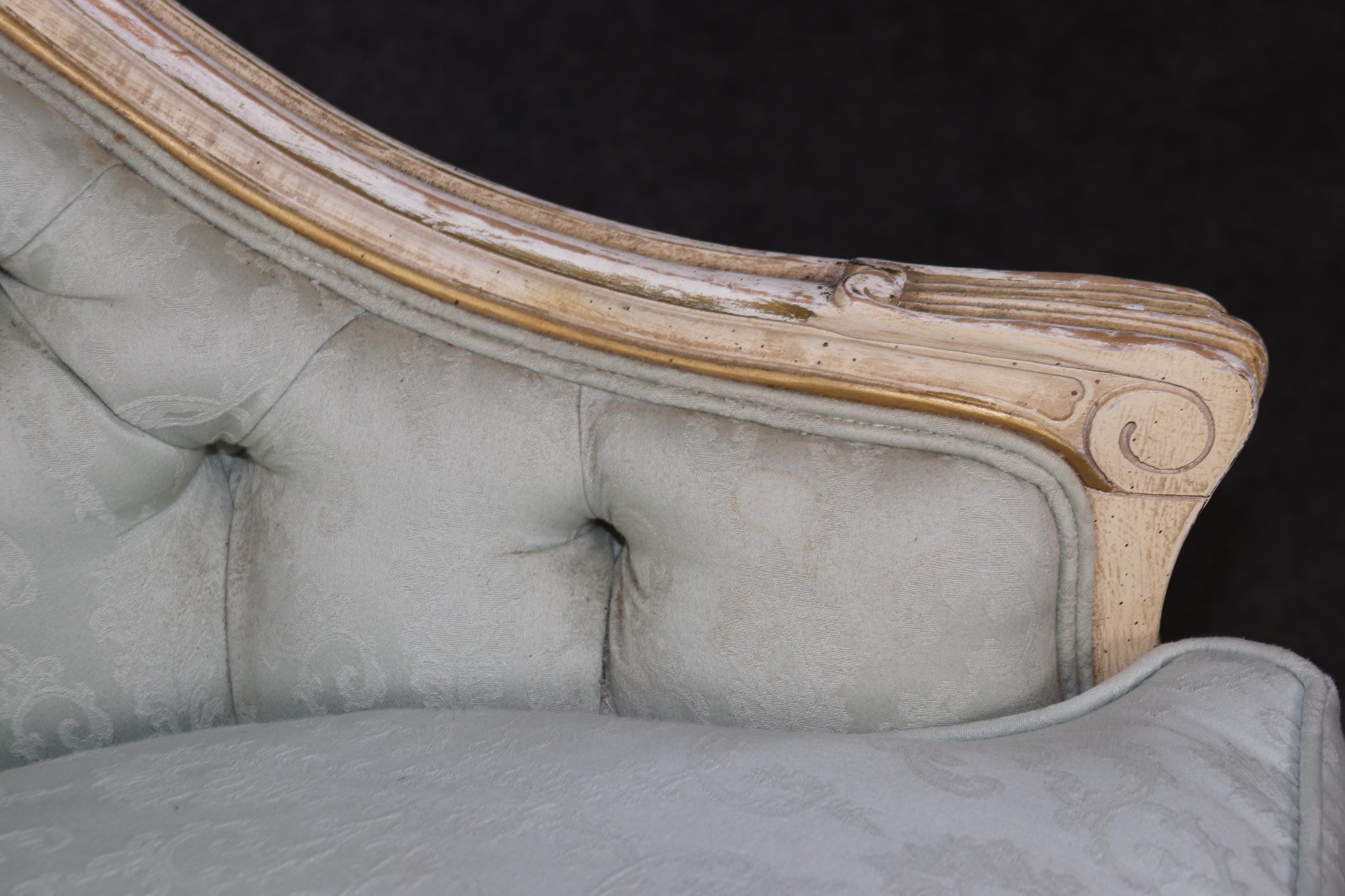 Sillón Estilo Luis XV Tallado Decorado con Pintura Crema en venta 1