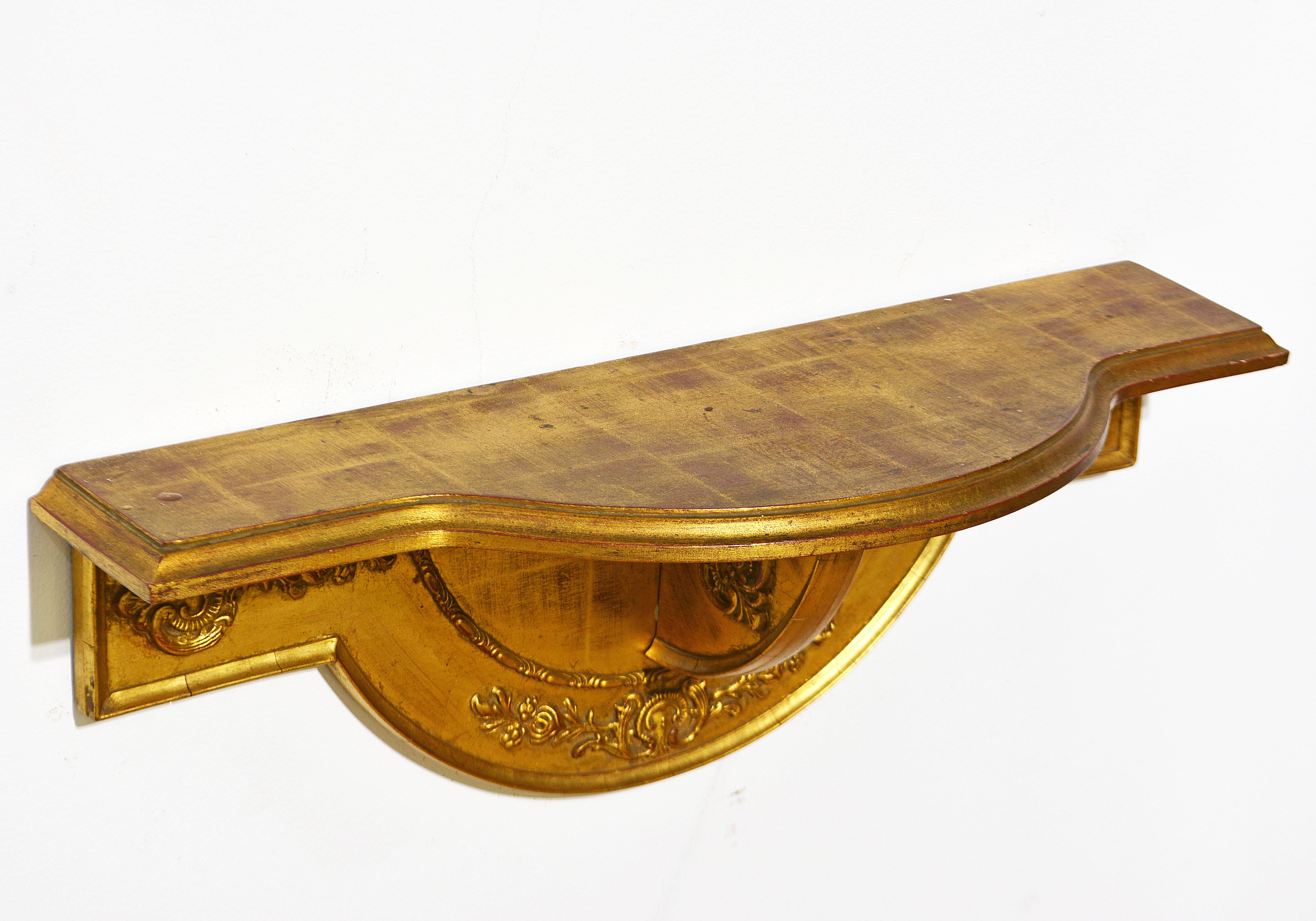 Miroir en bois doré sculpté de style Louis XV avec support mural console par Labarge en vente 4