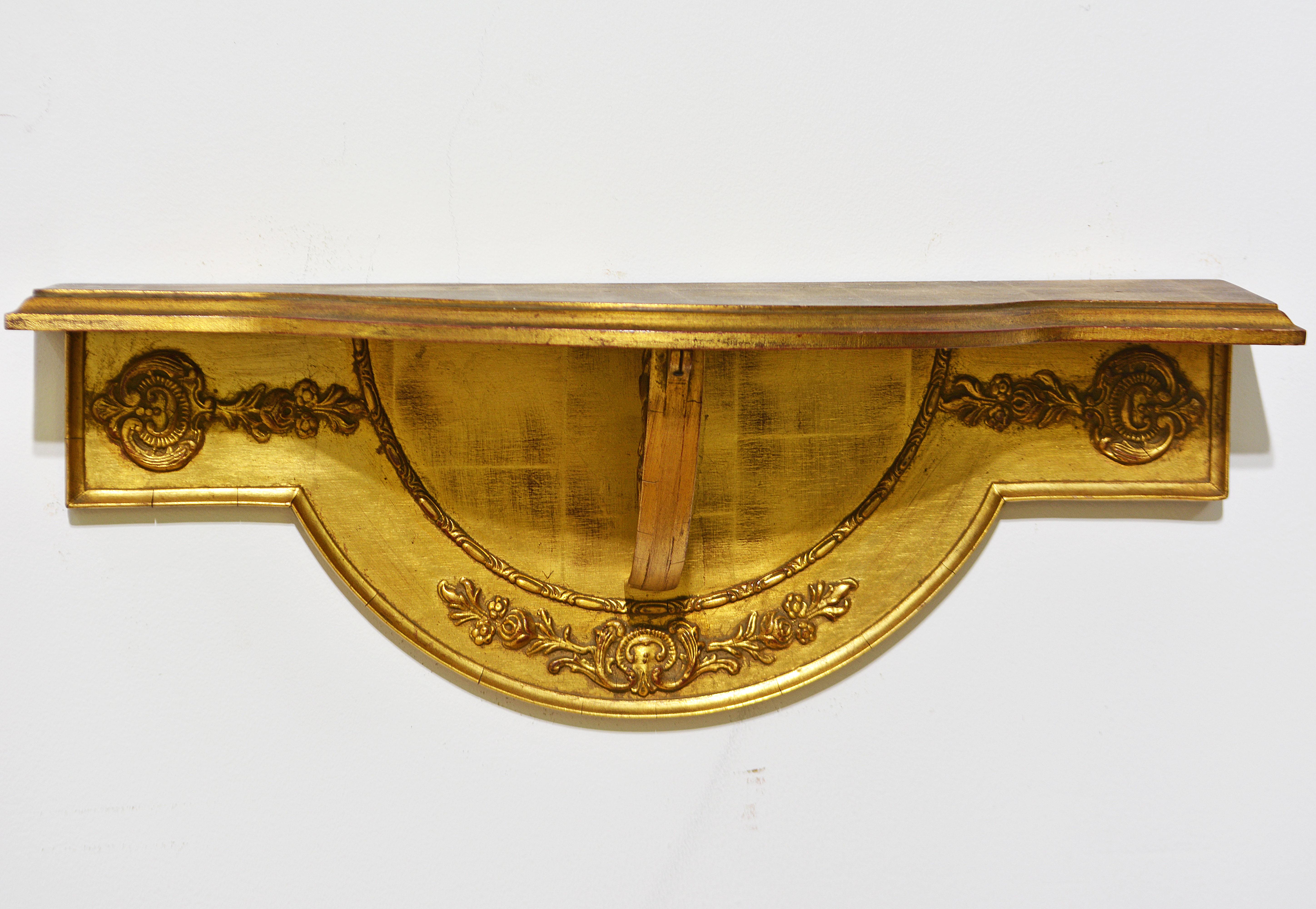Miroir en bois doré sculpté de style Louis XV avec support mural console par Labarge en vente 6