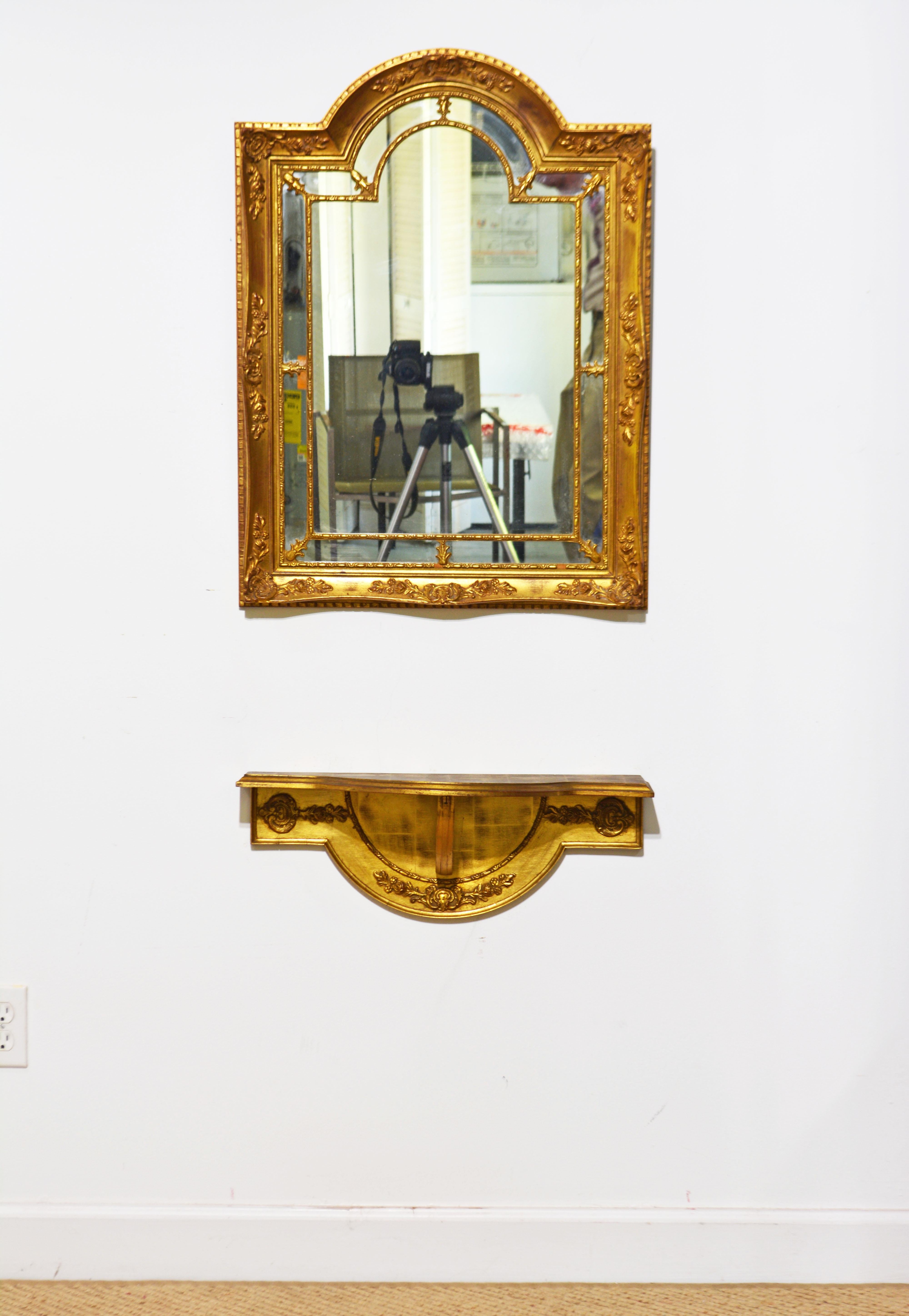 Ce miroir et cette console murale en bois doré de style Louis XVI ont été fabriqués en Belgique pour La Barge. Il présente un cadre magnifiquement orné avec un sommet arqué et un miroir orné de panneaux intérieurs séparés. Le motif de l'arche est