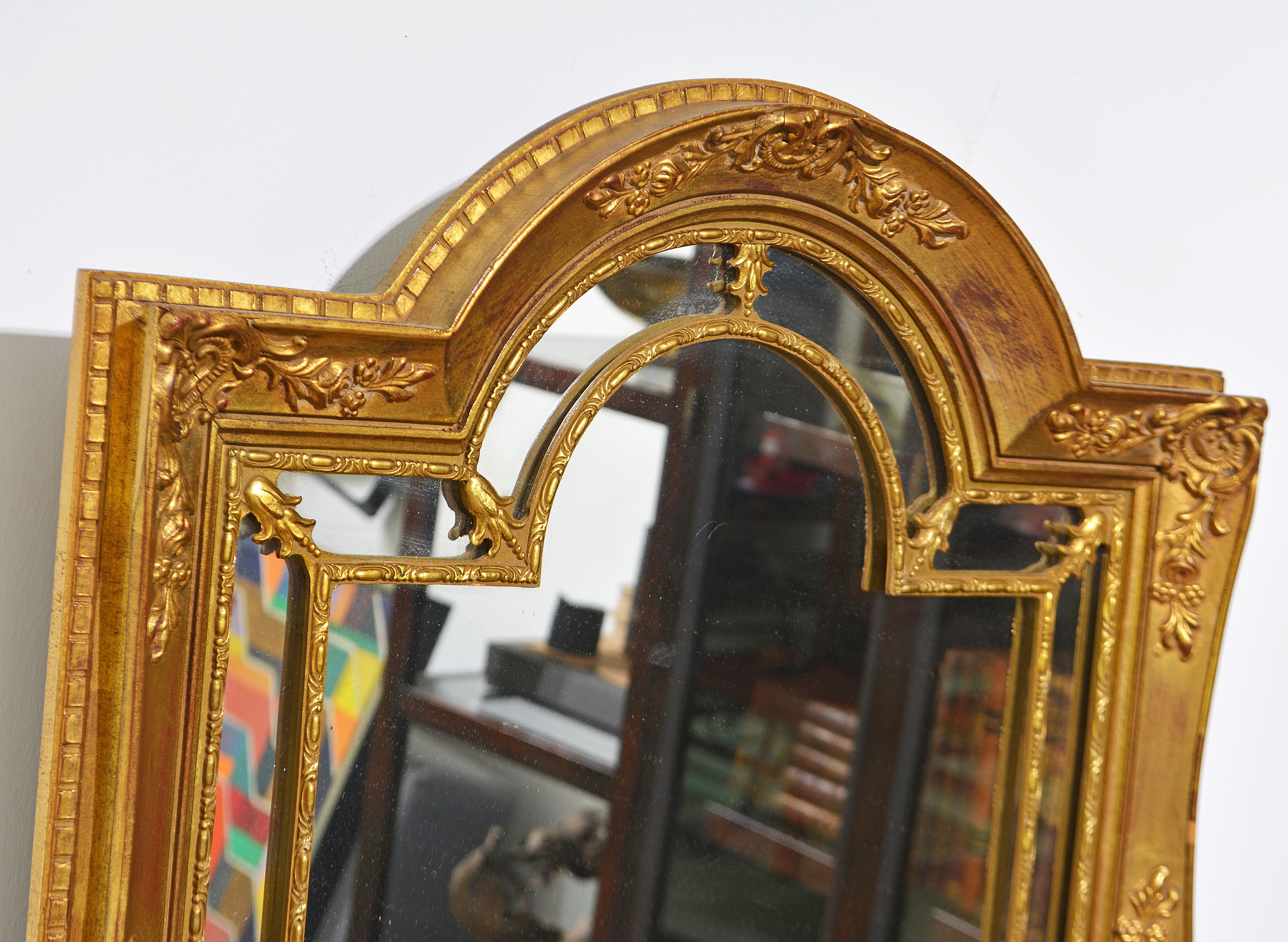 Louis XV Style Carved Domed Giltwood Mirror With Wall Console Bracket by Labarge In Good Condition For Sale In Ft. Lauderdale, FL