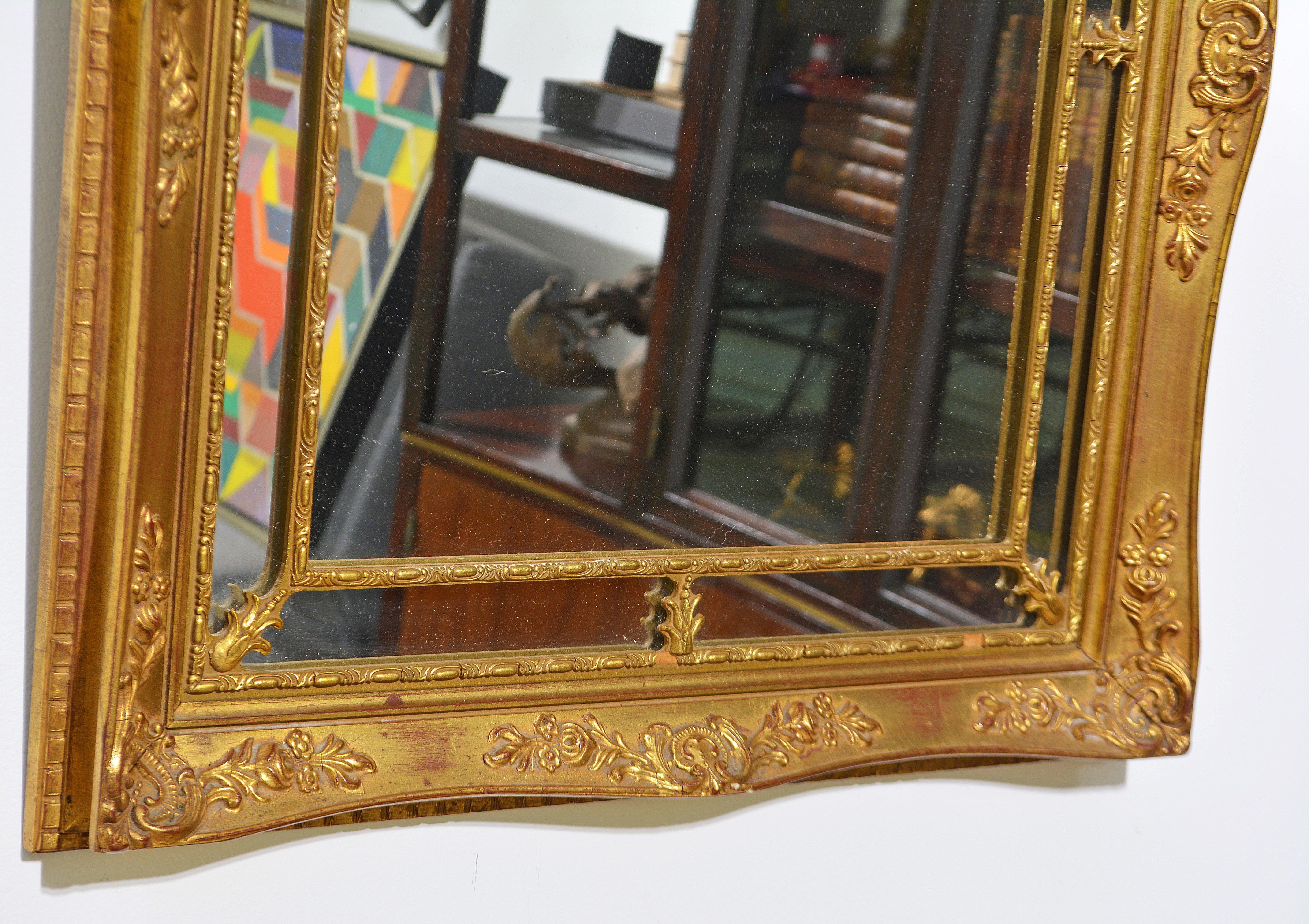 Miroir en bois doré sculpté de style Louis XV avec support mural console par Labarge en vente 3